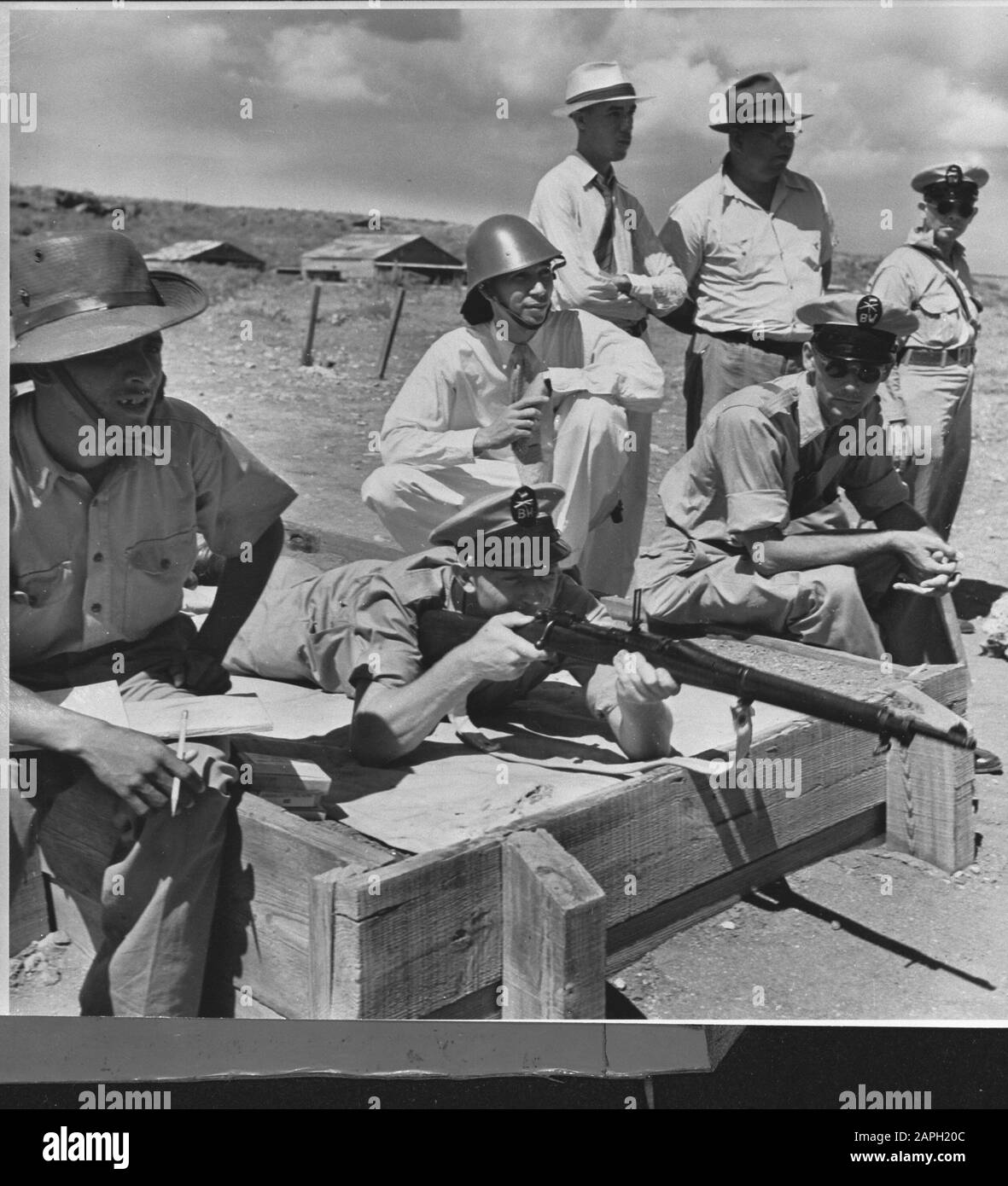 Wi [West Indies]/Anefo London Serie Beschreibung: Curaçao. Militärübung Feuerkorps Datum: {1940-1945} Ort: Curaçao Schlagwörter: Gewehre, Corps, Übungen, Weltkrieg, Freiwillige Stockfoto