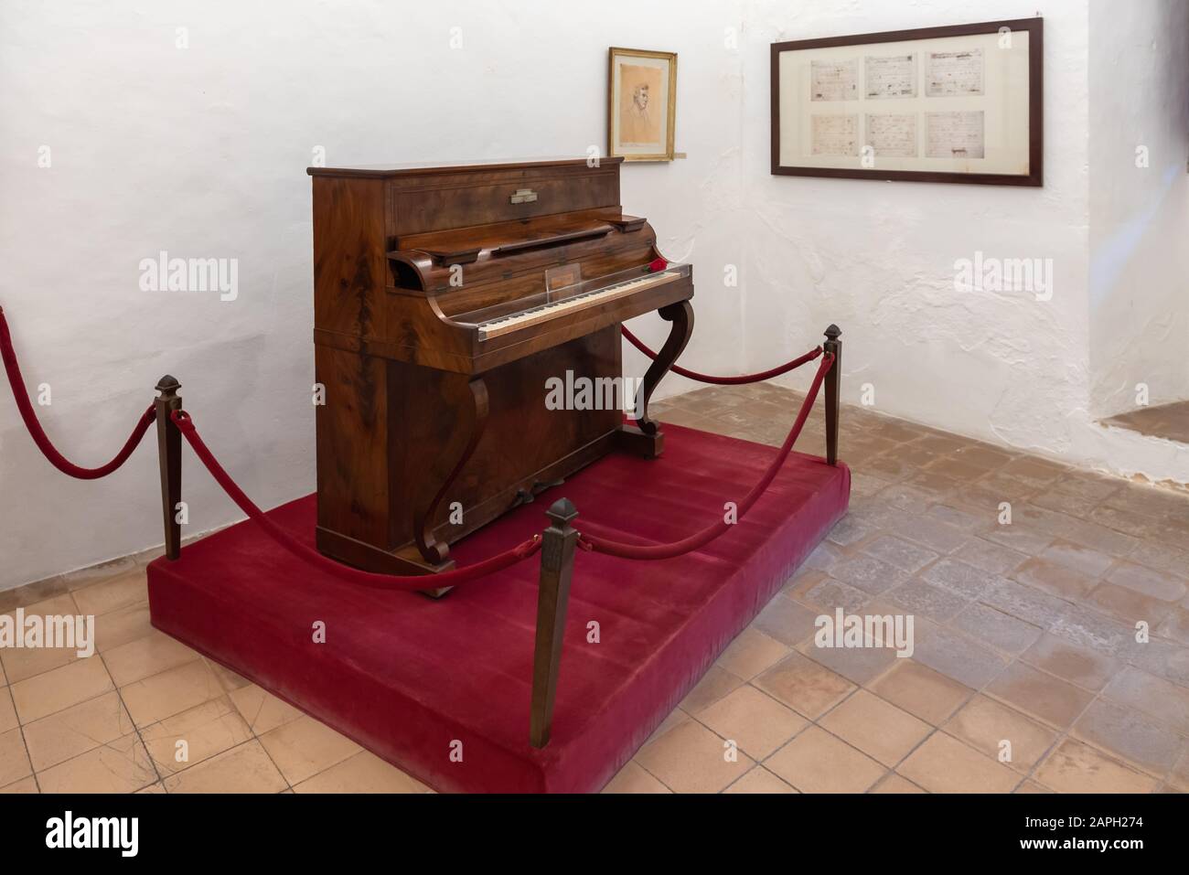 Mallorca, Spanien - 7. Mai 2019: Klavier im Museum des Pianisten Fryderyk Chopin. Chopin lebte während des Winters von 1838-1839 in Valldemossa. Mallorca, S. Stockfoto