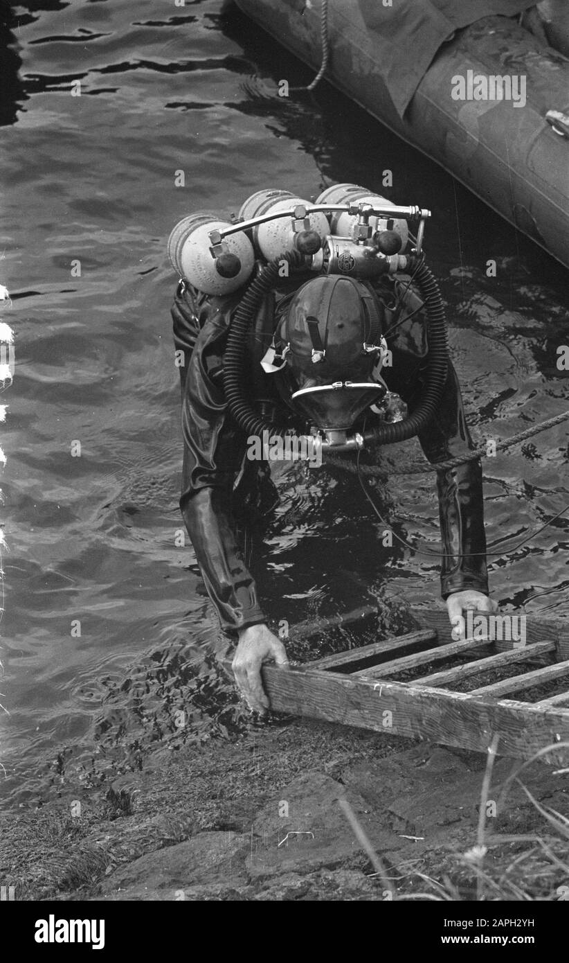 Dam tot Dam Race, erster Tag, Bürgermeister Franken van Zaandam in Aktion. Als Frogman überquert er die Nordseekanalanmerkung: Am 27. August 1959 fand das allererste STAUDAMMRENNEN statt. Die Veranstaltung war eine Initiative der Gemeinden Amsterdam und Zaandam als spielerischer Protest gegen die fehlende Verbindung zwischen Amsterdam und Zaandam. Sie wollten Druck auf die Regierung ausüben, um den Coentunnel schnell zu realisieren. Die Teilnehmer mussten eine Route von der Zaanse Dam zum Amsterdamer Dam nehmen, auf der alle möglichen Schiffe und Schiffe erlaubt waren. Viele prominente Persönlichkeiten nahmen am Rennen Teil, so Suc Stockfoto