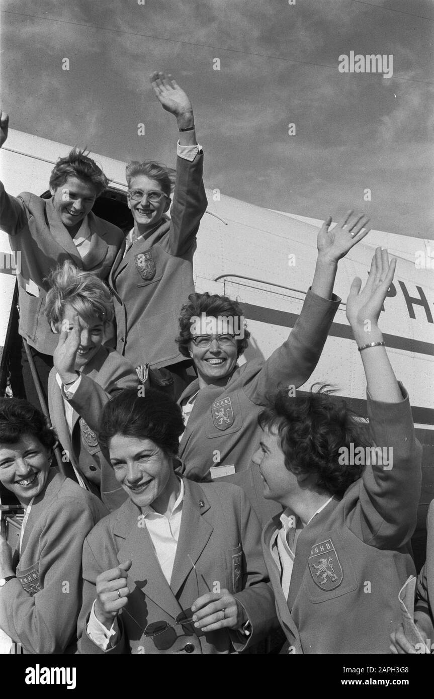 Damenhockeyteam nach England Jo Jurrisen mit Brille Datum: 17. März 1961 Ort: Großbritannien Schlagwörter: Hockey Stockfoto