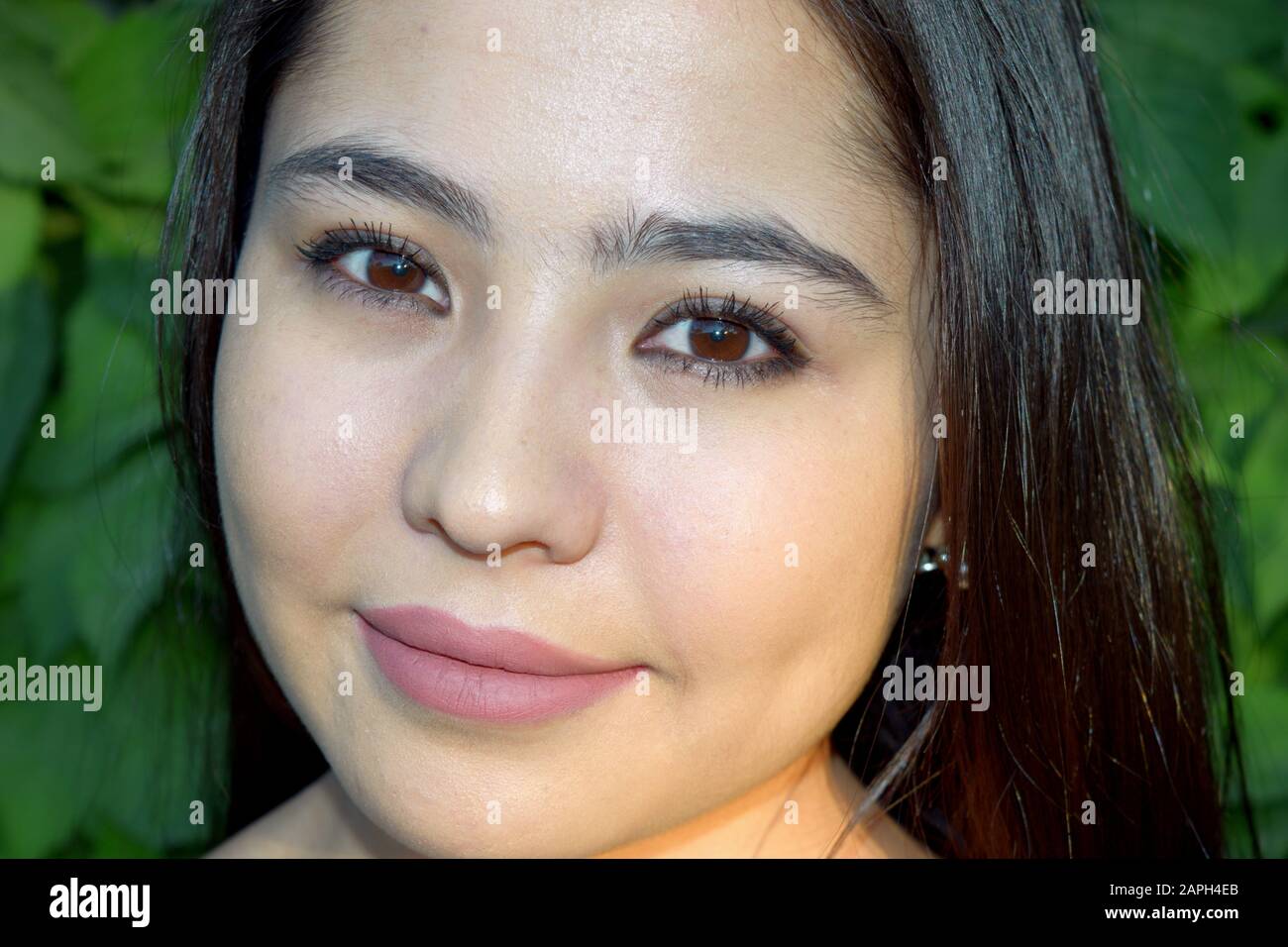 Porträt eines schönen jungen asiatischen Mädchens in der Nähe mit braunen Augen Stockfoto