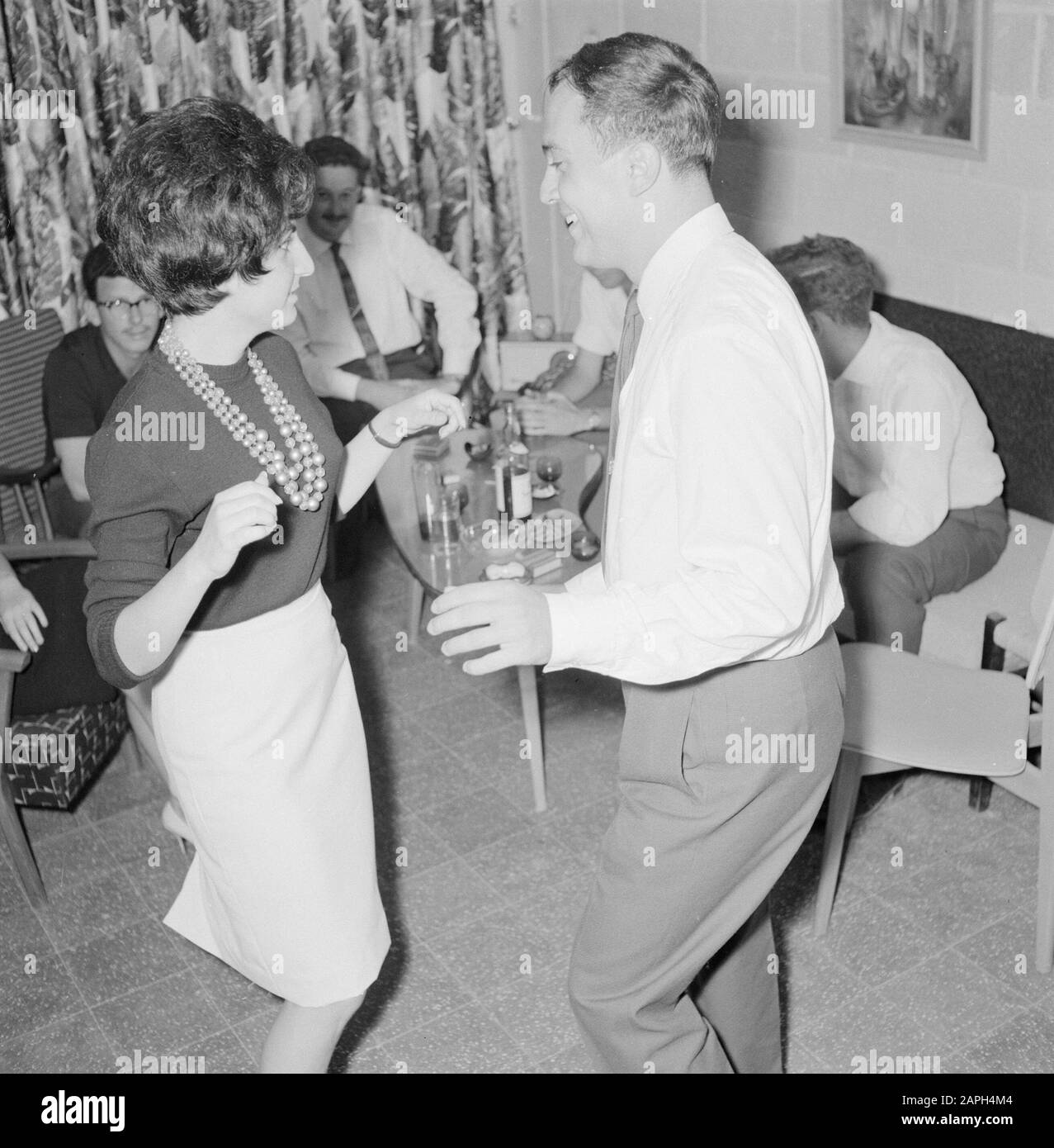 Israel, Party im Heimatkreis Beschreibung: Tanzende Gäste während einer Party im Heimatkreis Datum: 1. Januar 1964 Ort: Israel Schlagwörter: Besuche, Tänze, Getränke, Partys Stockfoto