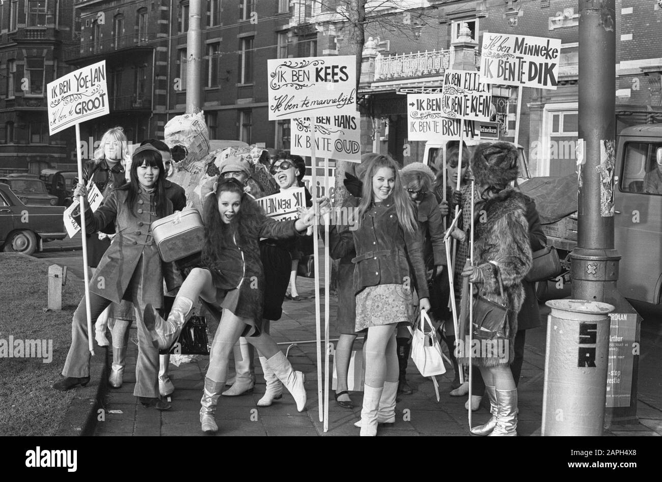 Tänzerinnen demonstrieren, die Tänzerinnen auf der Leidse Plein Datum: 13. Januar 1967 Schlüsselwörter: DANSERESESS, Demonstrationen Stockfoto