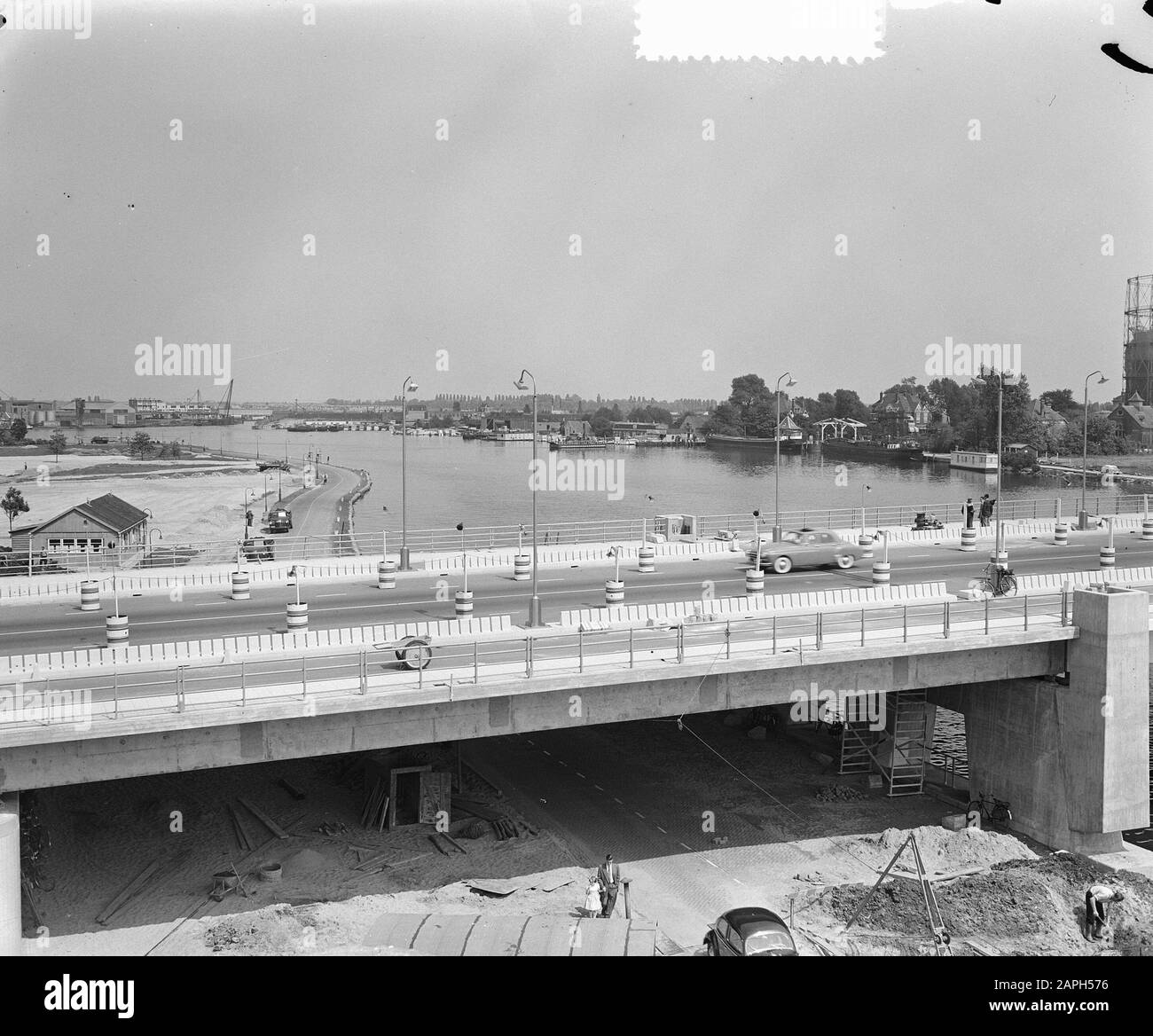 Der Amstelbrug in der Nähe der Rijnstraat in Amsterdam für die Nationalstraße nach Utrechter ist nun komplett für schnellen Verkehr, Radfahrer und Wanderer bereit. Datum: 3. Juni 1954 Ort: Amsterdam, Noord-Holland Schlüsselwörter: Brücken, Wasserstab, Straßen Personenname: Amstelbrug Stockfoto