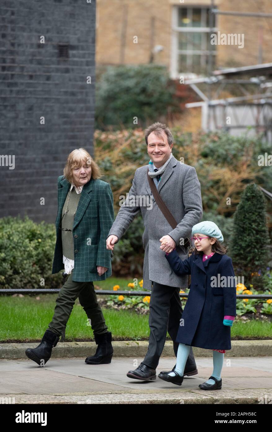 10 Downing Street, London, Großbritannien. Januar 2020. Richard Ratcliffe, begleitet von seiner Mutter und seiner 5-jährigen Tochter, trifft auf Premierminister Boris Johnson in der Downing Street ein, um die Notlage seiner Frau, Frau Zaghari-Ratcliffe, zu besprechen, die seit April 2016 im Iran festgehalten und inhaftiert ist. Kredit: Malcolm Park/Alamy Live News. Stockfoto