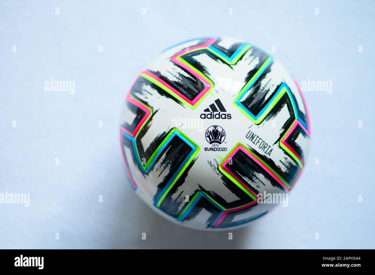 PARIS, FRANKREICH, JANUAR. 20. 2020: Adidas Uniforia, offizielle Turnier Ball für Euro 2020 Stockfoto