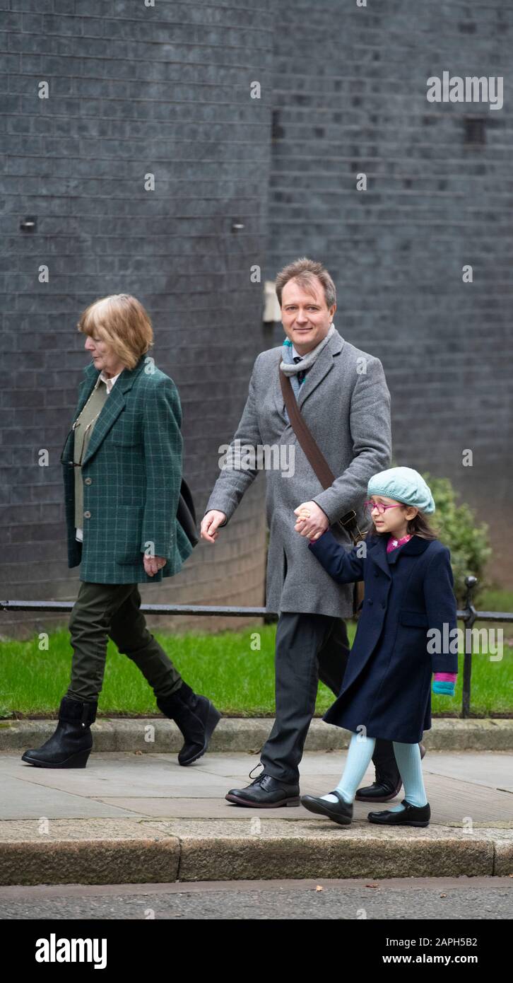 10 Downing Street, London, Großbritannien. Januar 2020. Richard Ratcliffe, begleitet von seiner Mutter und seiner 5-jährigen Tochter, trifft auf Premierminister Boris Johnson in der Downing Street ein, um die Notlage seiner Frau, Frau Zaghari-Ratcliffe, zu besprechen, die seit April 2016 im Iran festgehalten und inhaftiert ist. Kredit: Malcolm Park/Alamy Live News. Stockfoto