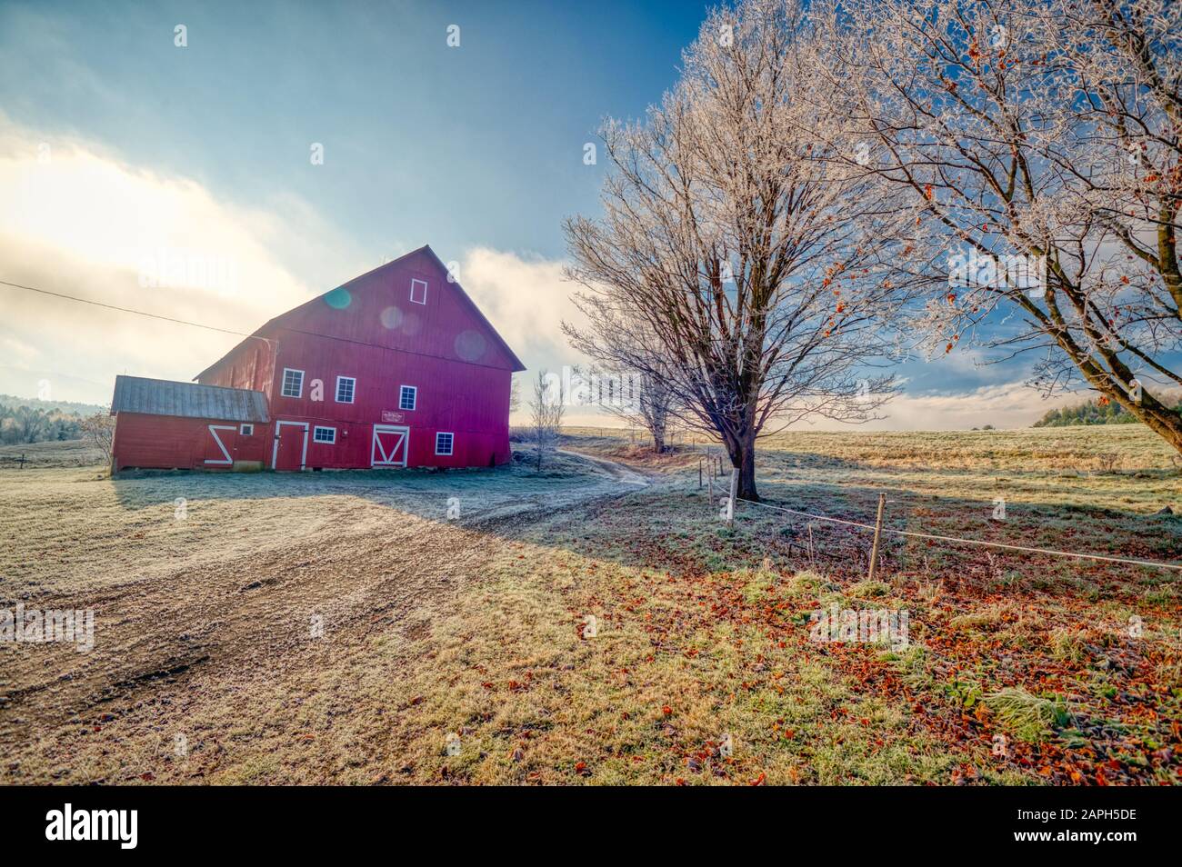 Rote Scheune an einem frostigen Herbstmorgen in der Neuengland-Stadt Stowe Vermont USA Stockfoto