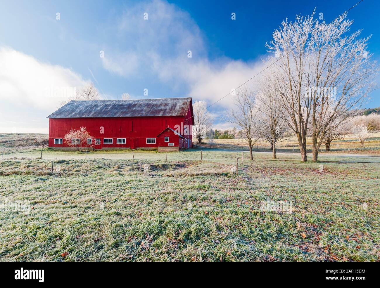 Rote Scheune an einem frostigen Herbstmorgen in der Neuengland-Stadt Stowe Vermont USA Stockfoto