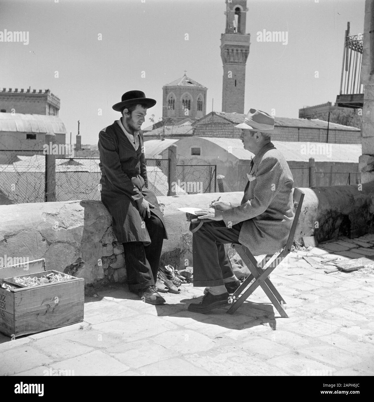 Israel 1948-1949: Jerusalem Beschreibung: Der amerikanische Maler George Biddle macht ein Porträt eines Mannes Datum: 1948 Ort: Israel, Jerusalem Schlüsselwörter: Kopfbedeckung, Maler, Porträts, Stühle persönlicher Name: Biddle, George Stockfoto Israel 1948-1949: Jerusalem Beschreibung: Der amerikanische Maler George Biddle macht ein Porträt eines Mannes Datum: 1948 Ort: Israel, Jerusalem Schlüsselwörter: Kopfbedeckung, Maler, Porträts, Stühle persönlicher Name: Biddle, George Stockfoto