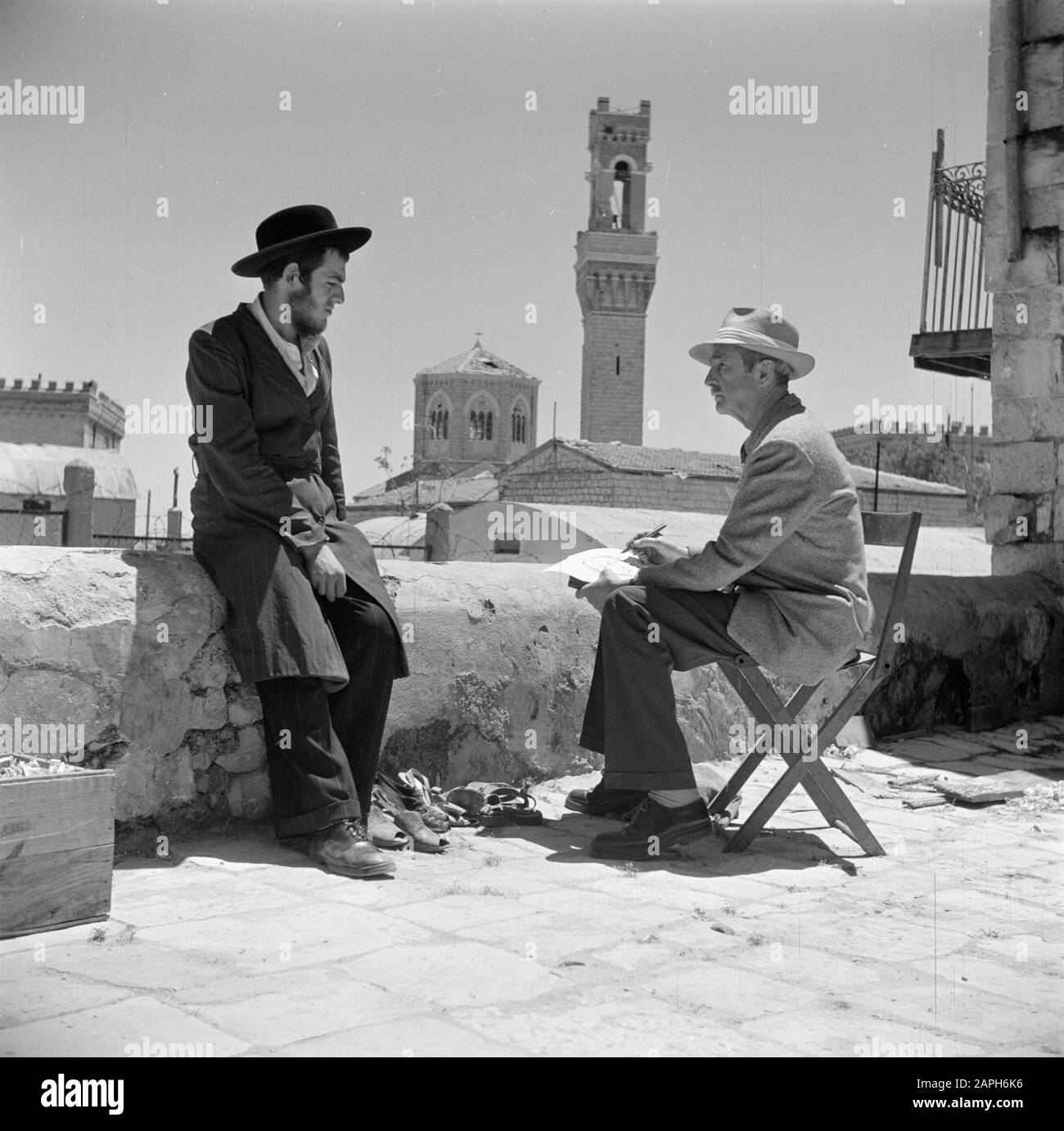 Israel 1948-1949: Jerusalem Beschreibung: Der amerikanische Maler George Biddle macht ein Porträt eines Mannes Datum: 1948 Ort: Israel, Jerusalem Schlüsselwörter: Kopfbedeckung, Maler, Porträts, Stühle persönlicher Name: Biddle, George Stockfoto Israel 1948-1949: Jerusalem Beschreibung: Der amerikanische Maler George Biddle macht ein Porträt eines Mannes Datum: 1948 Ort: Israel, Jerusalem Schlüsselwörter: Kopfbedeckung, Maler, Porträts, Stühle persönlicher Name: Biddle, George Stockfoto