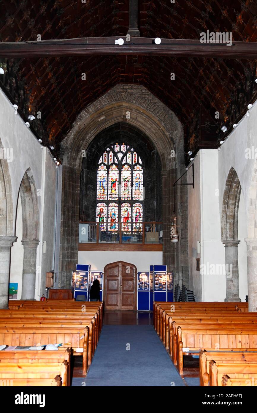 Blick nach Westen entlang des Kirchenschiffs in Richtung Westfenster in der Kirche St Mildreds, Tenterden, Kent, England Stockfoto