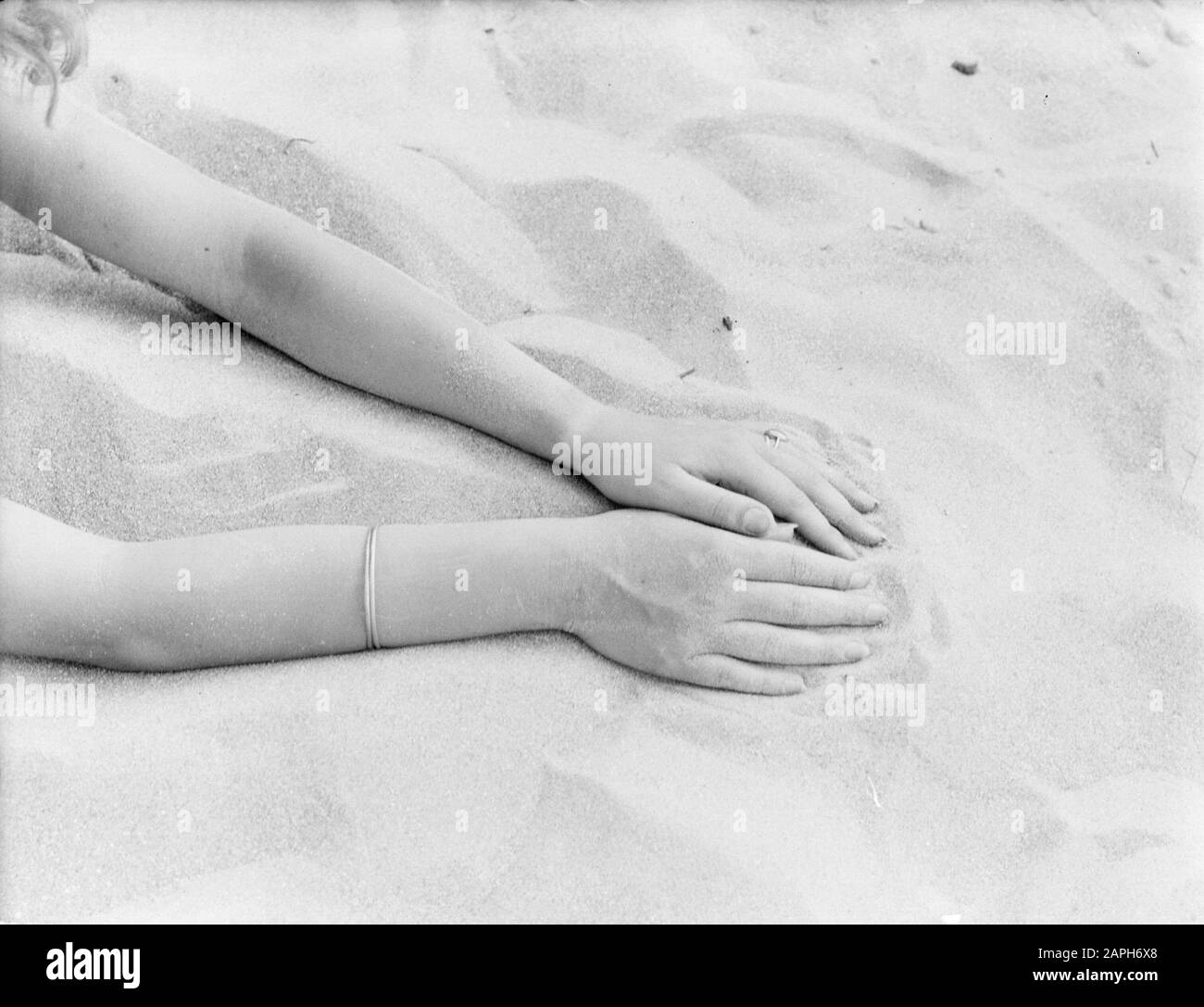 Die Arme von Eva Waldschmidt Datum: 1932 Ort: Noord-Holland, Zandvoort Personenname: Waldschmidt, Eva Stockfoto