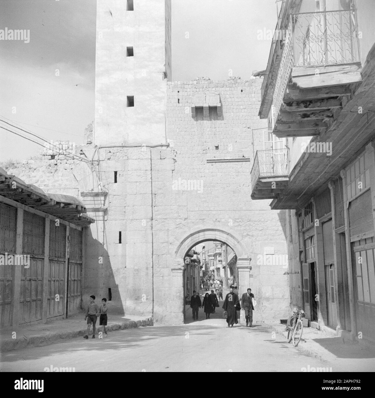 Naher Osten 1950-1955: Syrien - Damaskus Beschreibung: Das Bab Sharqi (Osttor) in der Stadtmauer und der Beginn der "Straße genannt der gerade" Darb al moestaqiem Datum: 1950 Ort: Damaskus, Syrien Schlüsselwörter: Stadttore, Straßenplastiken, Türme Stockfoto
