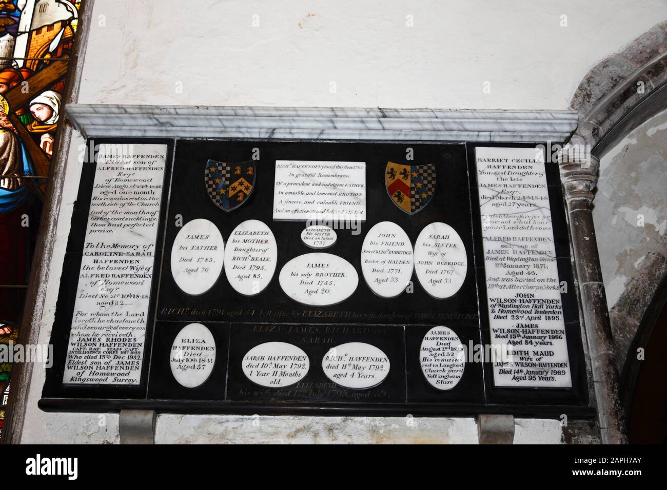 Gräber und Gedenkstätten für die Familie Haffenden an der Wand in der Kirche St Mildreds, Tenterden, Kent, England Stockfoto