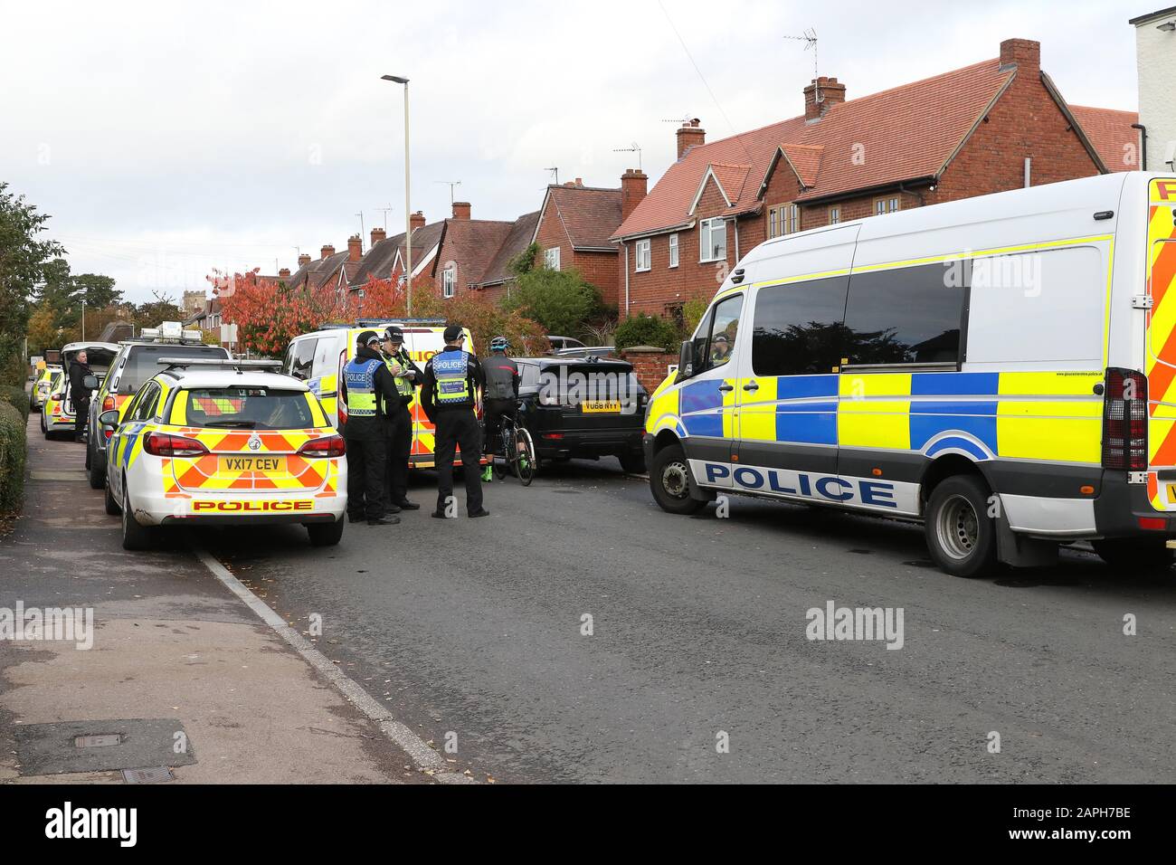 Cheltenham Town FC / Forest Green Rovers FC im Jonny Rocks Stadium, Whaddon Road (Sky Bet League Two - 2. November 2019) - Police Keep a Eye on The Beehive, where the Forest Green Fans think Picture by Antony Thompson - Thousand Word Media, NO SALES, NO SYNDICATION. Kontakt für weitere Informationen Mob: 07775556610 Web: www.thousandwordmedia.com E-Mail: antony@thousandwordmedia.com Das fotografische Urheberrecht (© 2019) wird ausschließlich vom Ersteller der Werke zu jeder Zeit aufbewahrt und verkauft, syndizierung oder bietet das Werk für eine zukünftige Veröffentlichung an Dritte ohne die KN des Fotografen an Stockfoto