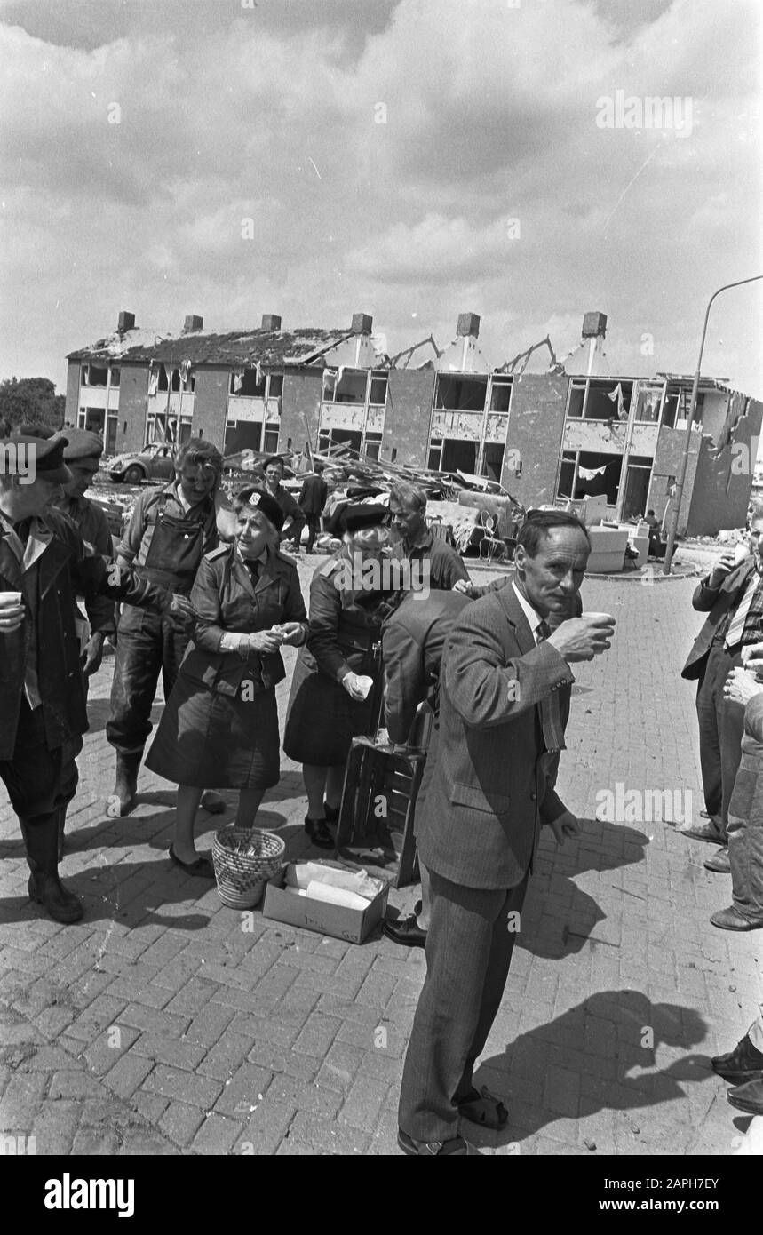 Die Königin besucht das Katastrophengebiet Ticht Beschreibung: Die BB (Schutz Der Zivilbevölkerung) kümmert sich um Kaffee Anmerkung: Ticht (Betuwe) wird am Sonntag, 25. Juni 1967 von einem schweren Tornado getroffen; Ergebnis: 5 Tote, 32 Verwundete und 500 Menschen werden obdachlos. 50 Häuser sind völlig zerstört, 150 weitere schwer beschädigt. Datum: 26. Juni 1967 Ort: Gelderland, Ticht Schlüsselwörter: Rettungsdienste, Hilfe, Kaffee, Katastrophen, Tornados, Verwüstungen Stockfoto