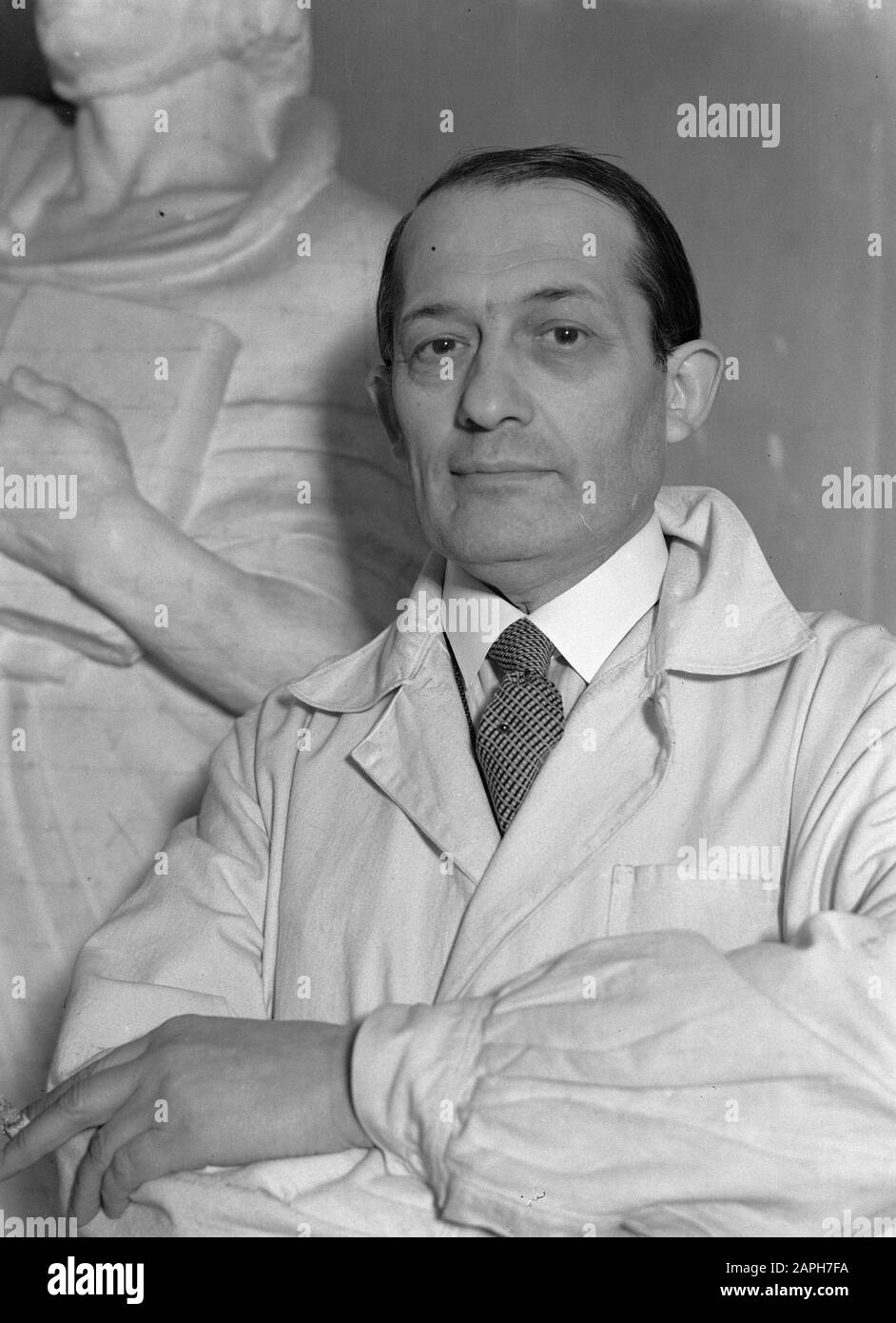 Reise nach Polen Beschreibung: Der Bildhauer Henryk (Henri) Kuna bei einer seiner Skulpturen im Atelier Anmerkung: Henryk Kuna (1885 - 1945) war ein polnischer Bildhauer von hauptsächlich monumentalen Skulpturen. Zusammen mit einer Reihe von Kommilitonen versuchte er, einen polnischen Nationalstil zu entwickeln, der eine Synthese zwischen Modernität und Klassizismus formte Datum: 1934 Ort: Polen, Warschauer Schlüsselwörter: Werkstätten, Bildhauer, Skulpturen Personenname: Kuna, Henri Stockfoto