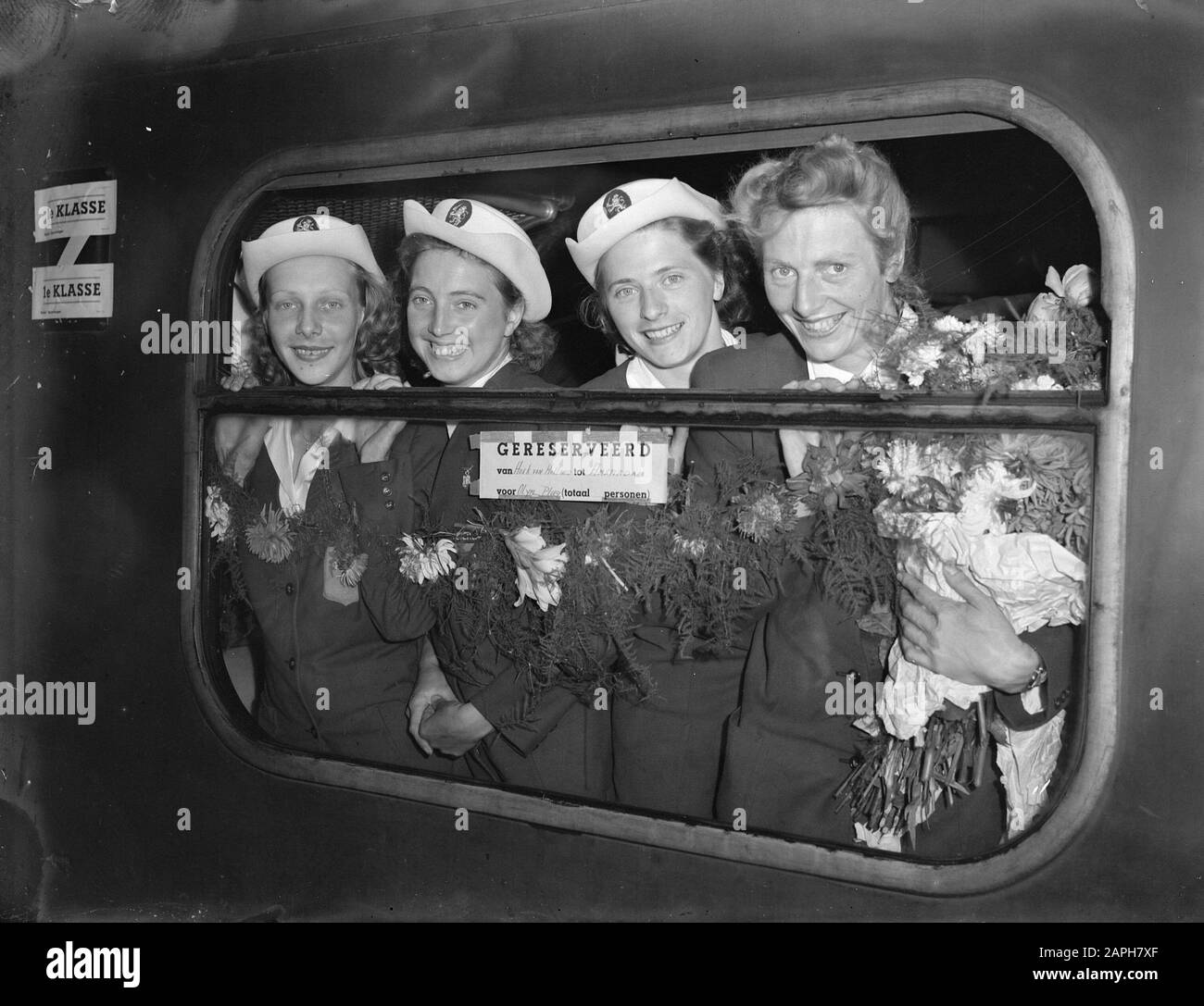 Die niederländische 4 x 100-m-Mannschaft, Olympiasiegerin 1948 in London. Ankunft in Hoek van Holland. V.l.NR. Xenia Stad-de Jong, Nettie Witziers-Timmer, Gerda van der Kade-Koudijs und Fanny Blankers-Koen. Datum: 9. August 1948 Ort: Hoek van Holland, Zuid-Holland Schlagwörter: Leichtathletik, Gruppenporträts, Sport, Züge Personenname: Blankers-Koen, Fanny, Kade-Koudijs, Gerda van der, Stad-de Jong, Xenia, Witziers-Timmer, Nettie Stockfoto