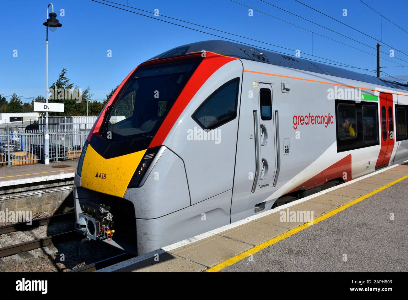 Das Zweimodus-Mehrfachgerät der Greater Anglia Class 755, gebaut vom Personenzzug Stadler Rail, kommt an den Bahnsteig des Ely Bahnhofs Cambridgeshire England UK Stockfoto