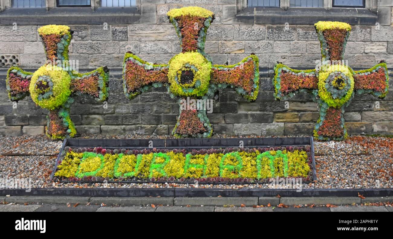 ST Cuthbert Cross in einer 3D-Blumendarstellung auf dem Gelände der historischen Kathedrale von Durham mit Kreuzungen wie das lokale Stadtbild und Emblem UK Stockfoto