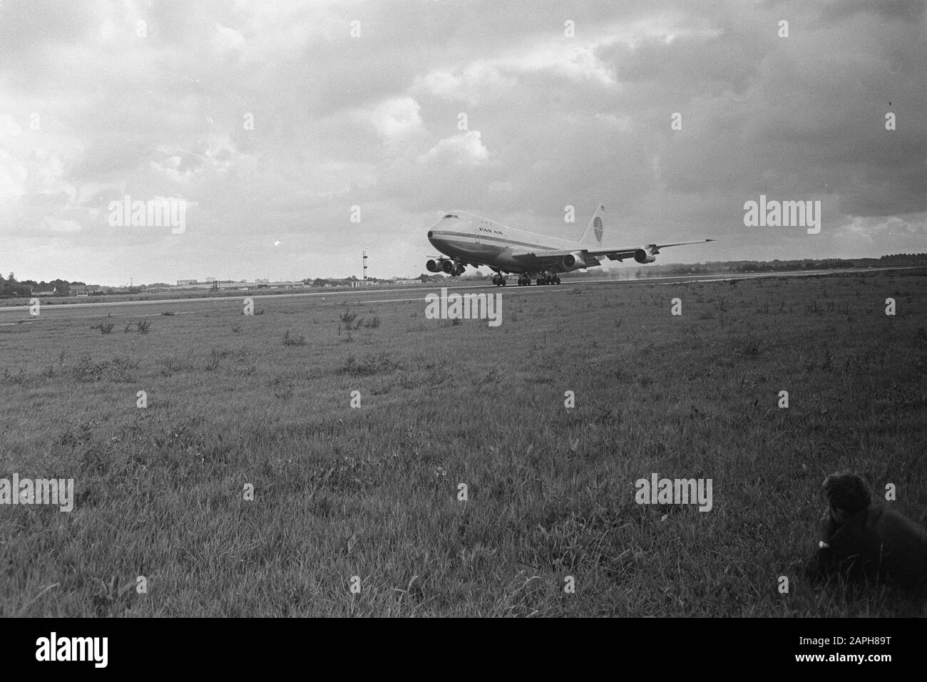 Erste Jumbo Jet Boeing 747 aus Pan Am landet auf Schiphol Beschreibung: Die Boeing 747 landet auf Schiphol Datum: 2. Juli 1970 Standort: Noord-Holland, Schiphol Schlüsselwörter: An- und Abreise, Luftfahrt, Flugzeuge, Flughäfen Einstellungsname: Panam Stockfoto