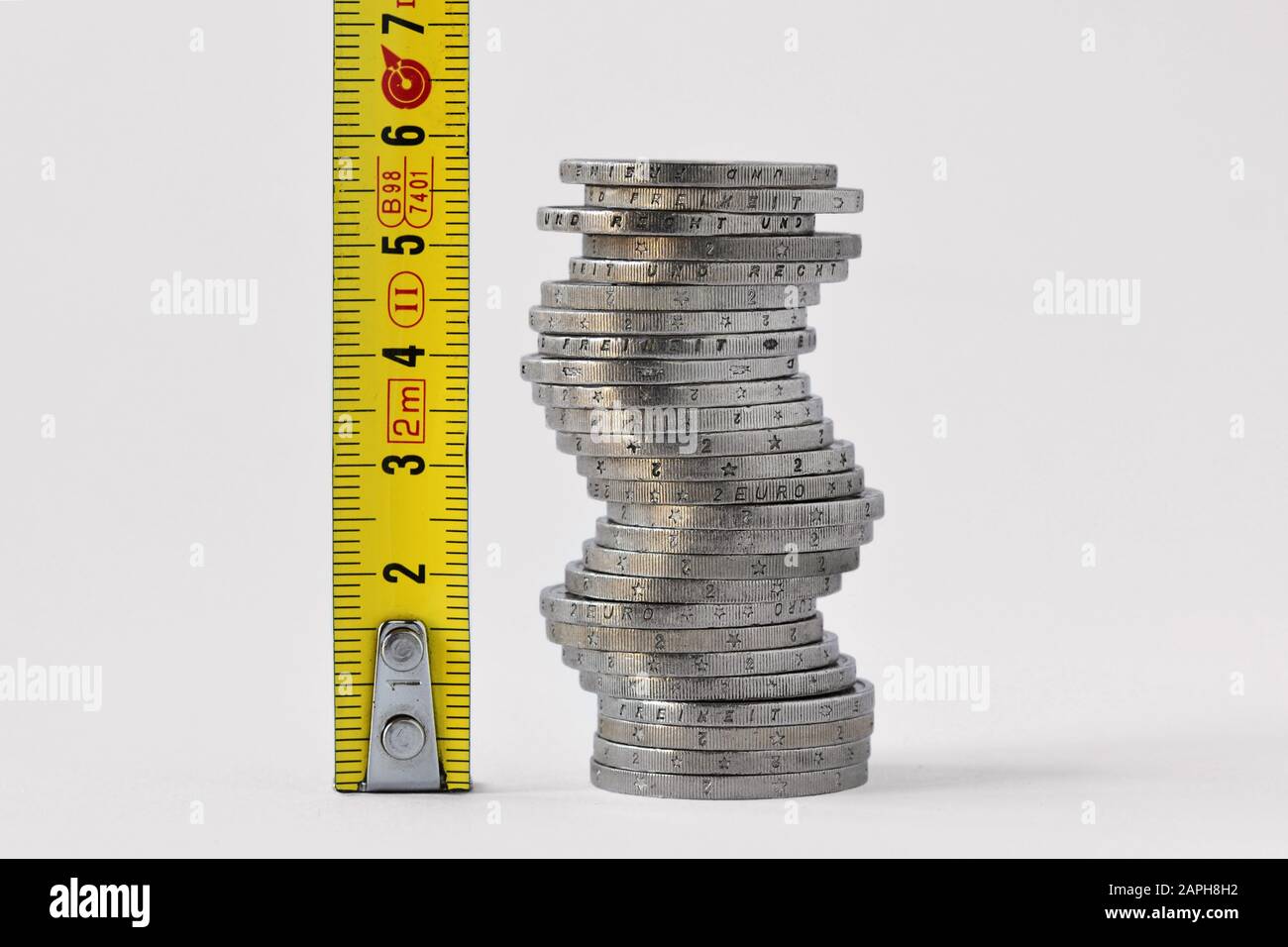 Münzstapel mit Messwerkzeug - Konzept zur Messung des Geldwerts Stockfoto