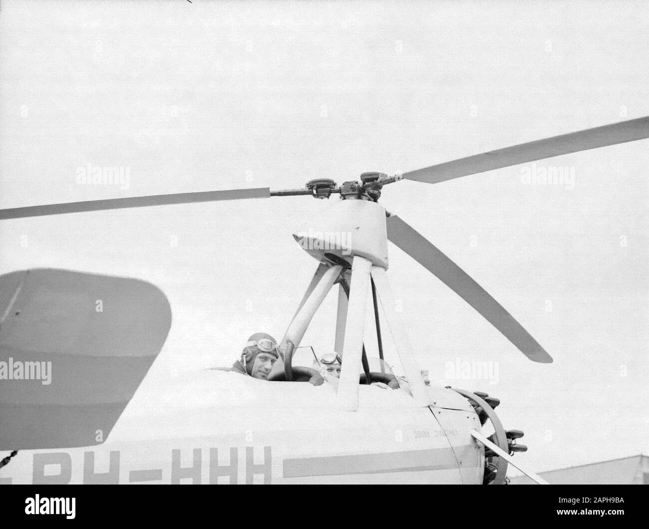 National Aviation School Holland Beschreibung: De Cierva autogiro PH-HHHH genannt 'Donna Dulcinea' der Dutch Aviation School am Rotterdamer Flughafen Waalhaven Annotation: Die Dutch Aviation School hatte ihren Sitz in Rotterdam-Waalhaven und Amsterdam Schiphol Datum: 1935 Ort: Rotterdam, Waalhaven Schlüsselwörter: Spezialflugzeug, Piloten persönlicher Name: Cierva, Juan de, Donna Dulcinea Stockfoto