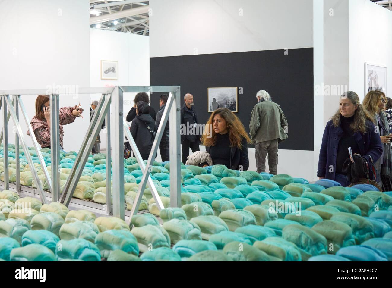Turin, ITALIEN - 31. OKTOBER 2019: Besucher, die während der Eröffnung der Artissima Contemporary Art Fair im Oval Lingotto die Installation von Kunst mit blauem Brot betrachten Stockfoto