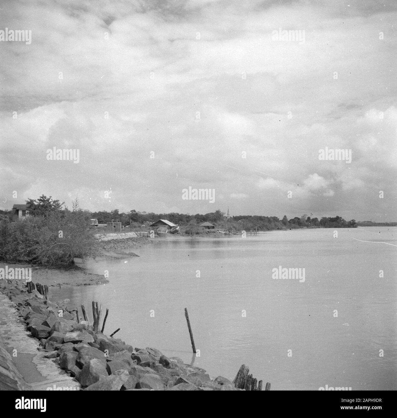 Reisen nach Suriname und zu den niederländischen Antillen Beschreibung: Der Fluss Commewijne- oder Surinamese in der Nähe von New Amsterdam in Suriname Datum: 1947 Ort: Commewijne, New Amsterdam, Suriname Schlüsselwörter: Rivers Stockfoto