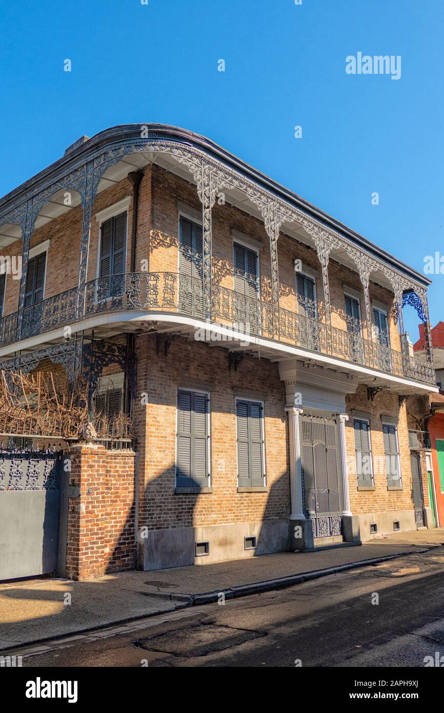 Geschlossenes Haus mit Fensterläden und Balkons im French Quarter, New Orleans, USA Stockfoto