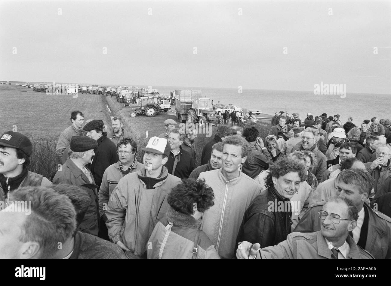 Acurbouwers veranstaltet aus Protest gegen die Landwirtschaftspolitik eine Staffel-Tour mit Traktoren Beschreibung: Die Demonstranten am Afsluitdijk Datum: 27. Februar 1989 Standort: Afsluitdijk Schlüsselwörter: Proteste, Traktoren Stockfoto