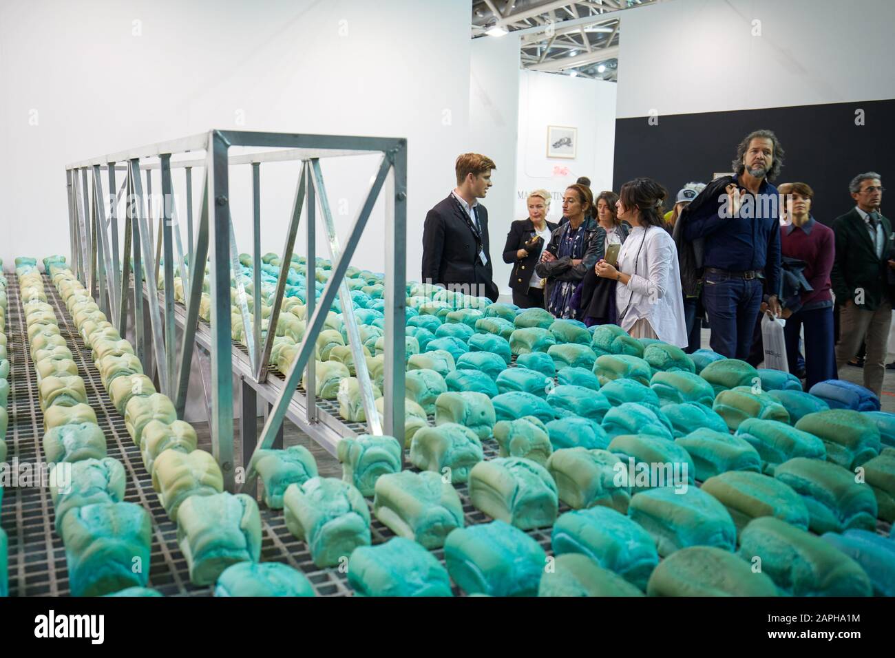 Turin, ITALIEN - 31. OKTOBER 2019: Besucher, die während der Eröffnung der Artissima Contemporary Art Fair im Oval Lingotto die Installation von Kunst mit blauem Brot betrachten Stockfoto