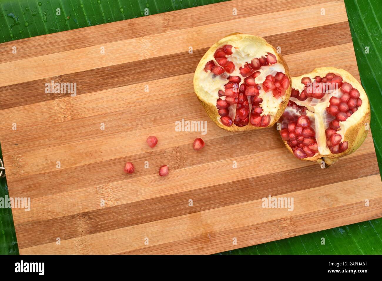 Wunderschönes Bild eines Hackbrettes mit Früchten und Blättern Stockfoto