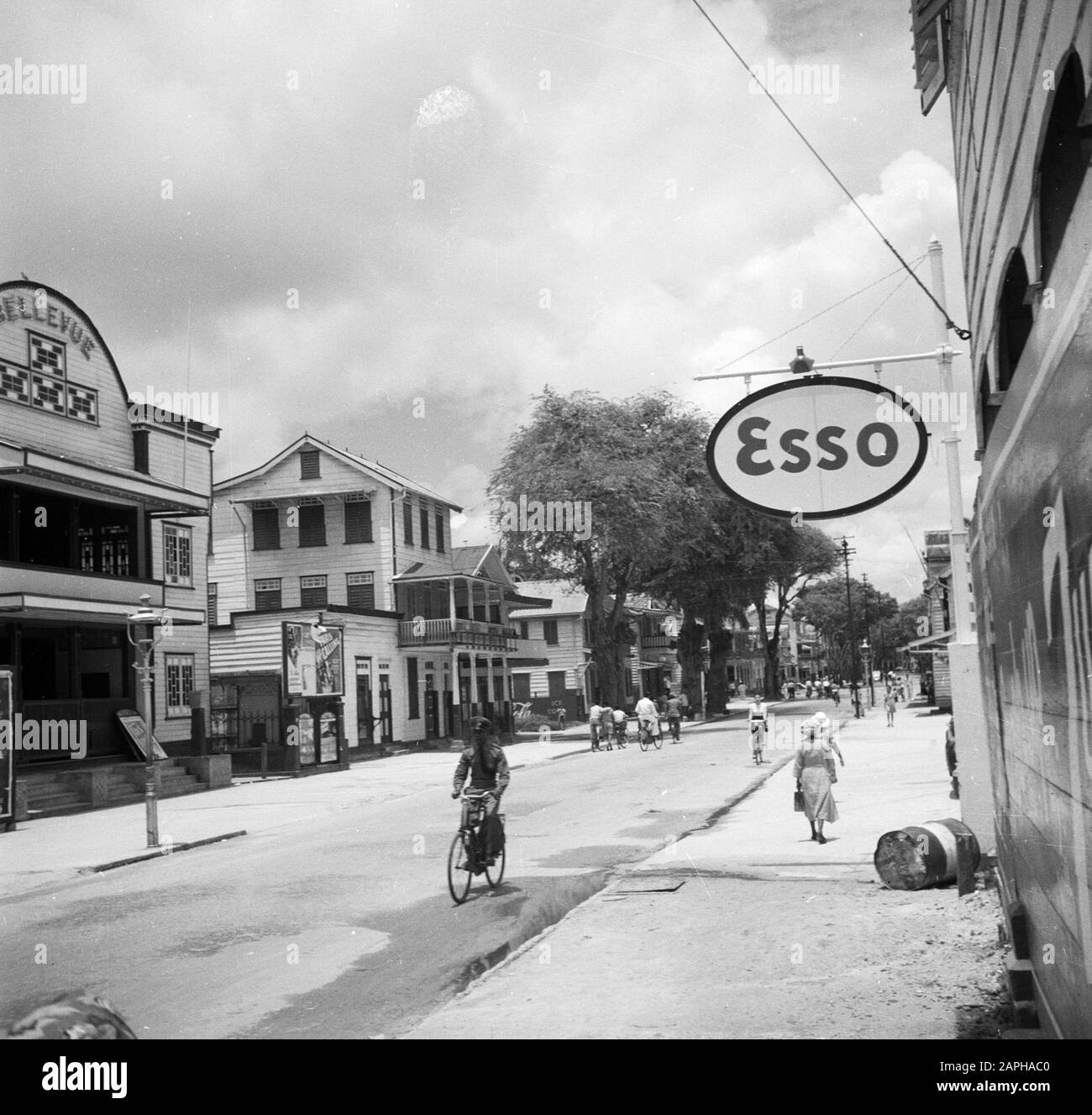 Reisen nach Suriname und die niederländischen Antillen Beschreibung: Domineestraat in Paramaribo mit Links Kino Bellevue Datum: 1947 Ort: Paramaribo, Suriname Schlüsselwörter: Kinos, Garagenfirmen, Straßenbilder Stockfoto