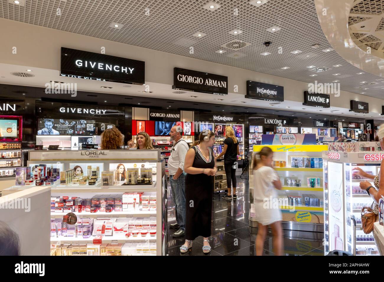 Käufer in der Kosmetikbranche Duty Free am Flughafen Málaga in Spanien Stockfoto