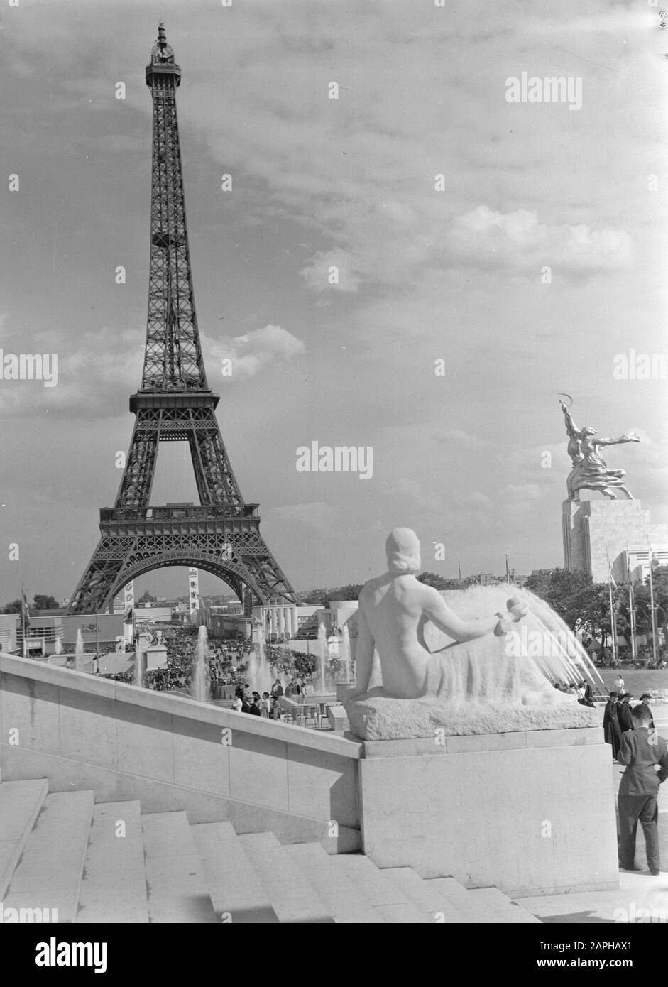 Weltausstellung Paris 1937 Beschreibung: Der Eiffelturm und der Pavillon der Sowjetunion von den Stufen des Palais de Chaillot aus gesehen Datum: 1937 Ort: Frankreich, Paris Schlüsselwörter: Architektur, Skulpturen, Museen, Türme, Treppen, Weltausstellungen Stockfoto