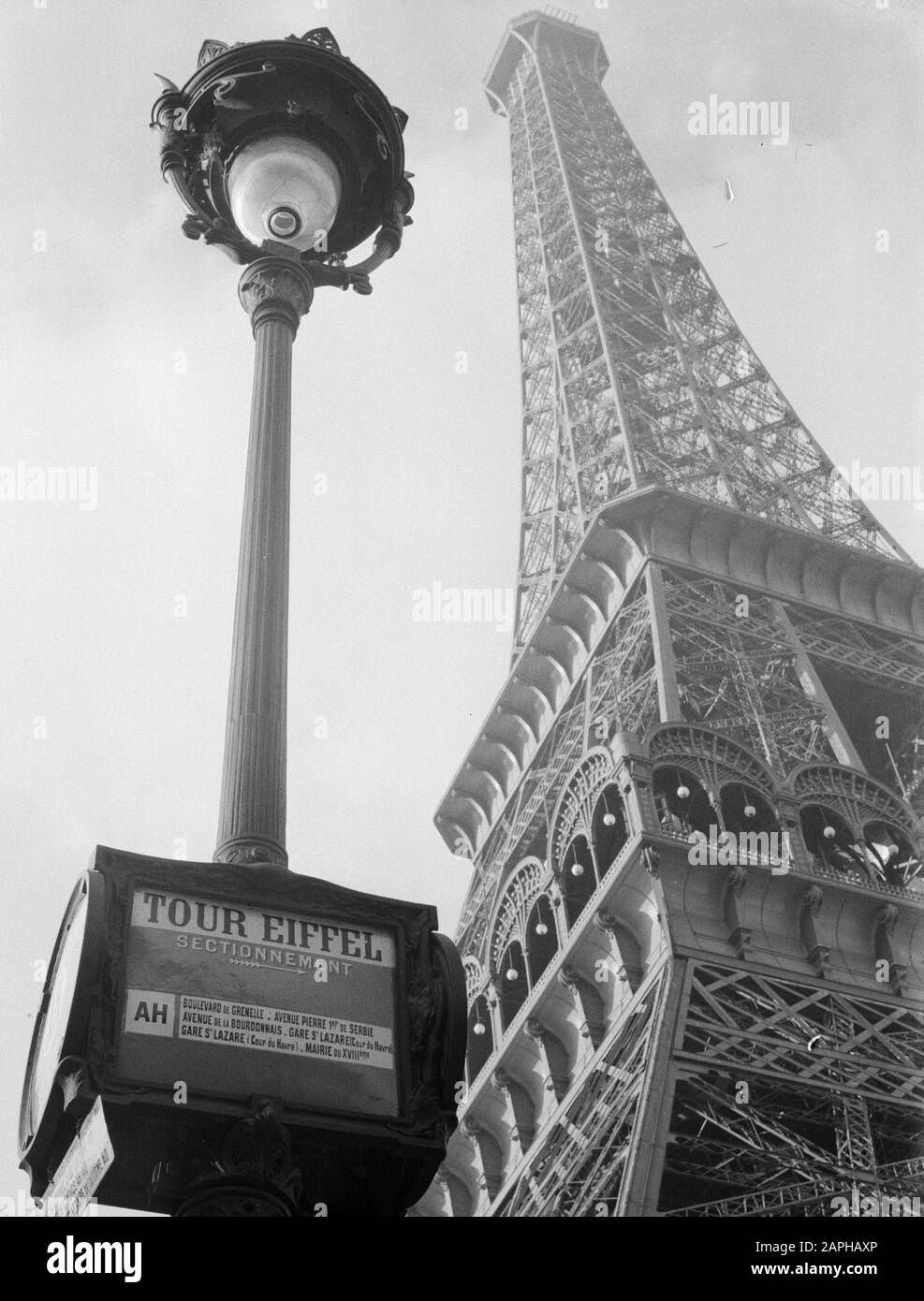 Reportage Paris Beschreibung: Der Eiffelturm in Paris Datum: 1936 Ort: Frankreich, Paris Schlüsselwörter: Stadtansichten, Türme Stockfoto