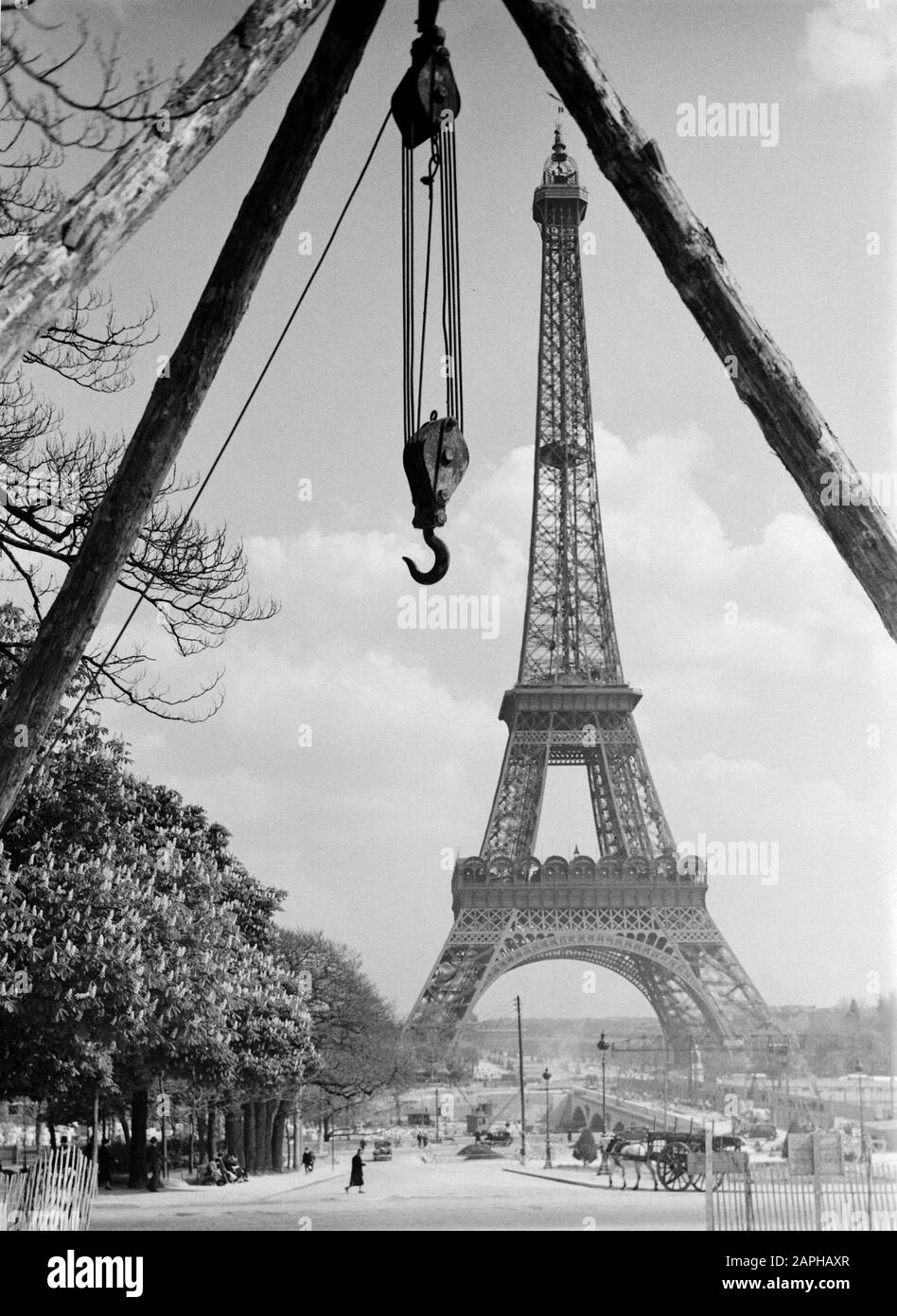 Reportage Paris Beschreibung: Der Eiffelturm mit einem Kran im Vordergrund Datum: 1937 Standort: Frankreich, Paris Schlüsselwörter: Bauaktivitäten, Türme Stockfoto