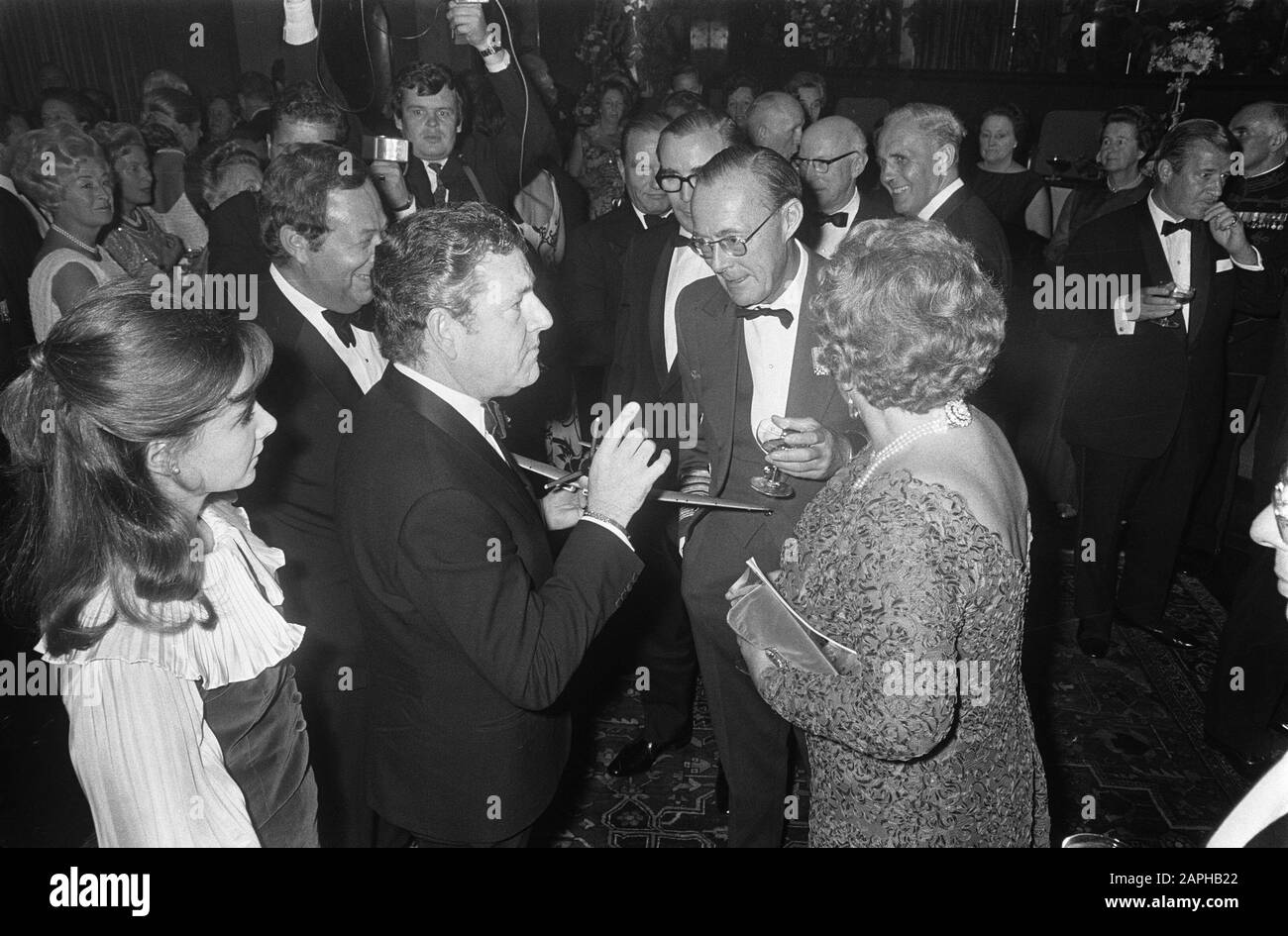 Königin Juliana und Prinz Bernhard nehmen an der niederländischen Galapremiere des Films Battle of Britain im Tuschinski Theater in Amsterdam Teil Beschreibung: Der englische Schauspieler Kenneth More bietet Prinz Bernhard und Königin Juliana ein Modell eines Spitfire bis heute: 25. September 1969 Standort: Amsterdam, Noord-Holland Schlüsselwörter: Schauspieler, Blumen, Filme, Königinnen, Premieren, Theater persönlicher Name: Bernhard (Prinz Niederlande), Juliana (Königin Niederlande), Mehr, Kenneth Institutionenname: Spitfire Stockfoto