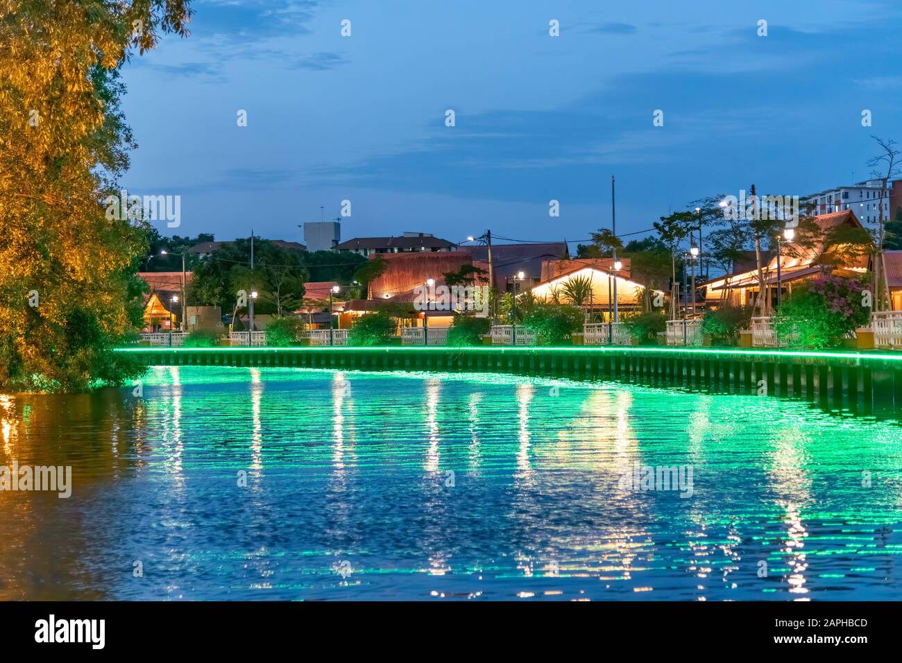 Blick auf den Sonnenuntergang über dem Fluss Melaka von einem Kreuzfahrtschiff aus. Malakka River und Skyline der Stadt in der Nacht, Malaysia. Stockfoto