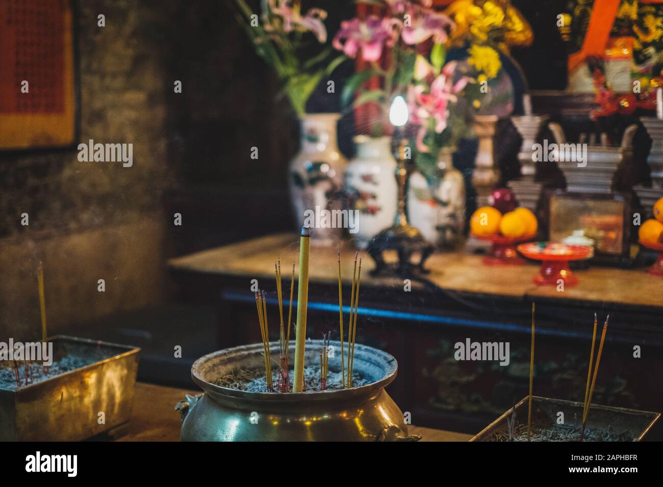 Hongkong, China - November 2019: Räucherstäbchen im alten chinesischen Tempel (Man Mo Temple) in Hongkong Stockfoto