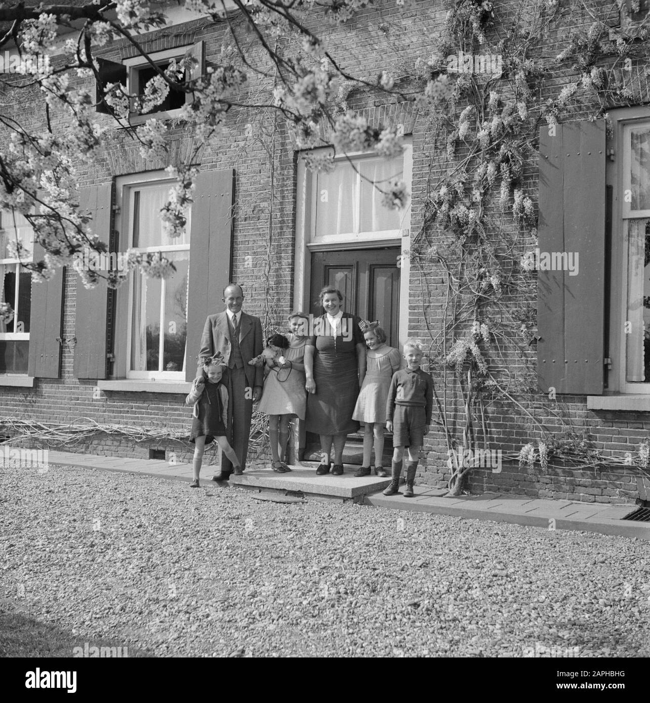 Bauernhof in Angerlo Beschreibung: Die Familie für den Bauernhof Datum: 1932 Standort: Angerlo, Gelderland Schlüsselwörter: Familien Stockfoto