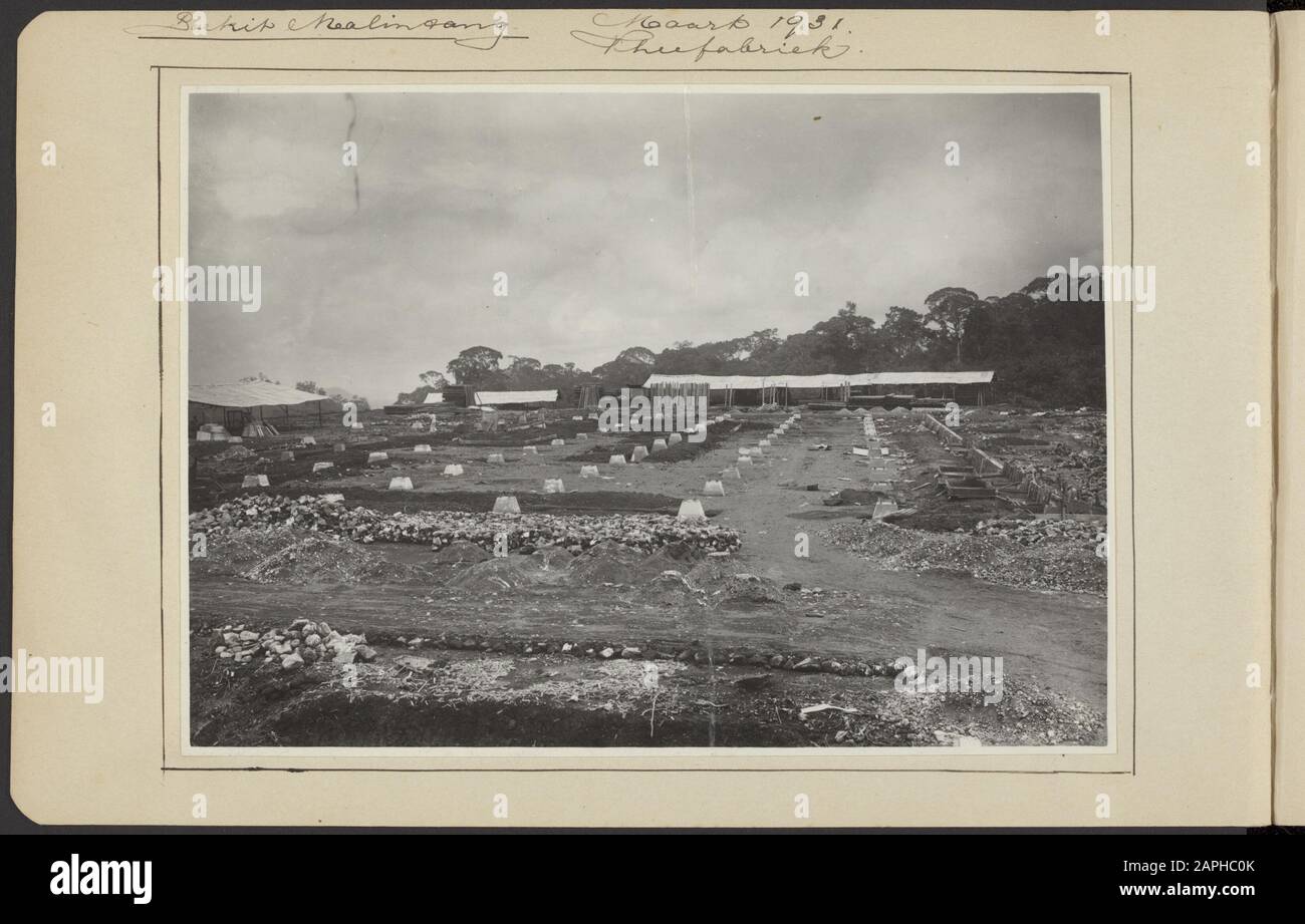 Fotoalbum Deli Maatschappij: Enterprises Boekit Malintang/Aer Puetih Beschreibung: Die Grundlage für die Teefabrik bei der Firma Boekit Malintang Anmerkung: Beschriftung. Boekit Malintang. März 1931. Teefabrik. Datum: März 1931 Stockfoto