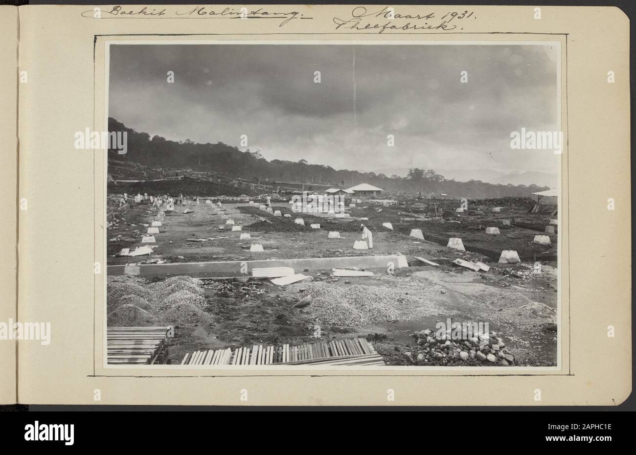 Fotoalbum Deli Maatschappij: Enterprises Boekit Malintang/Aer Puetih Beschreibung: Die Grundlage für die Teefabrik bei der Firma Boekit Malintang Anmerkung: Beschriftung. Boekit Malintang. März 1931. Teefabrik. Datum: März 1931 Stockfoto