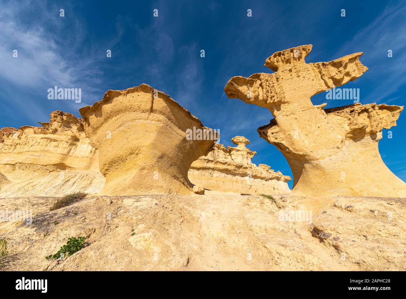 Las Gredas de Bolnuevo, auch Ciudad Encantada genannt, sind stark erodierte Sandsteinformationen am Strand von Bolnuevo, Murcia, Spanien. Hoch Stockfoto