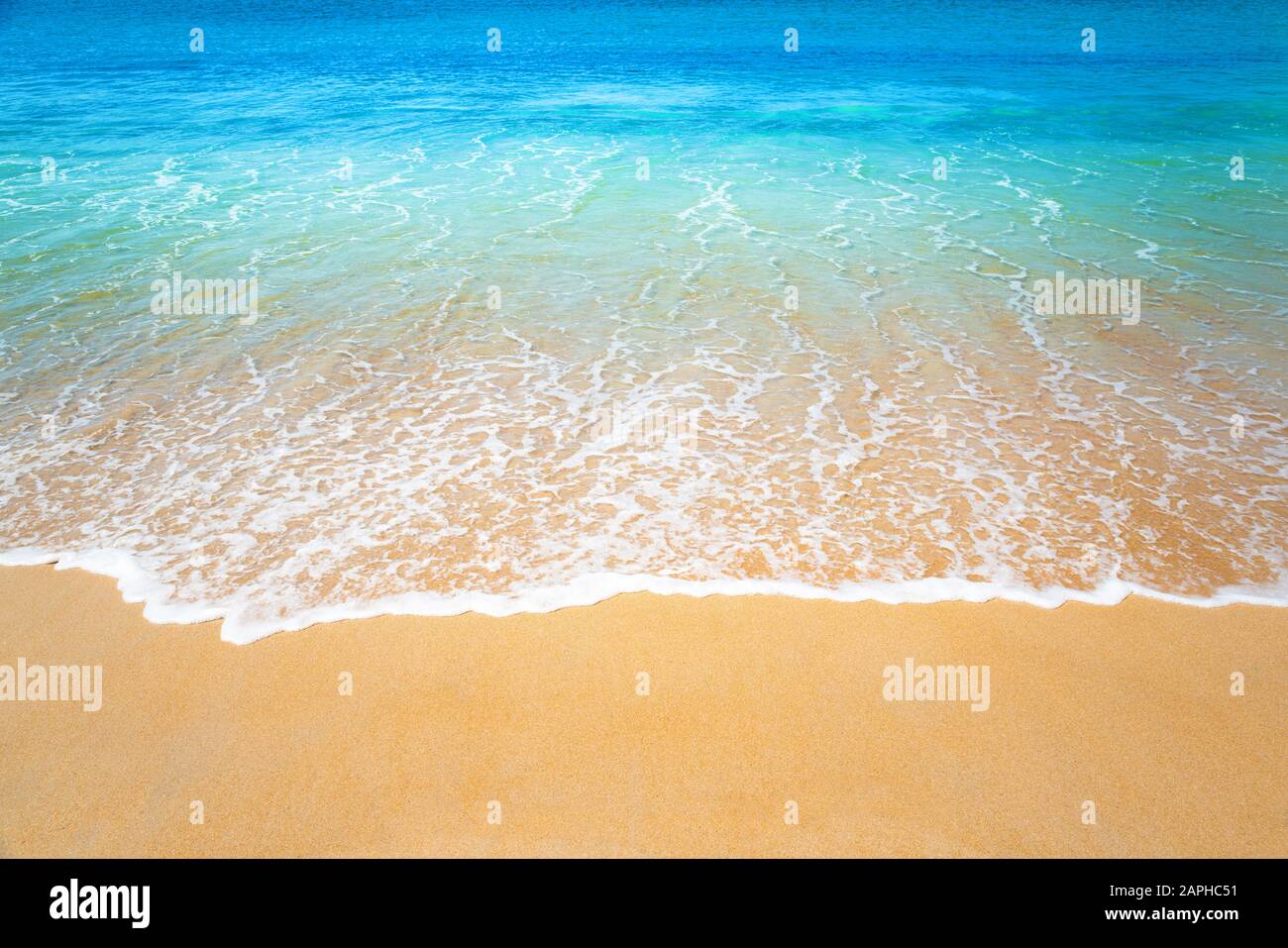 Meereswelle am sauberen Strand, niemand Stockfoto