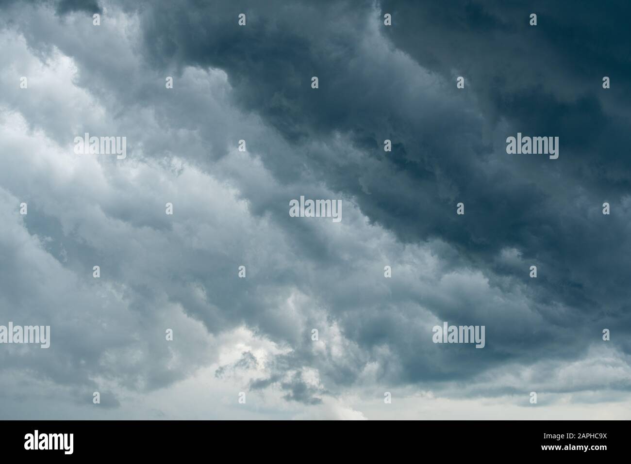 Gewitterwolke Hintergrund während regnen. Dunkle Wolken. Riesige schwarze Wolken am dunklen Himmel vor dem Gewitter. Stockfoto
