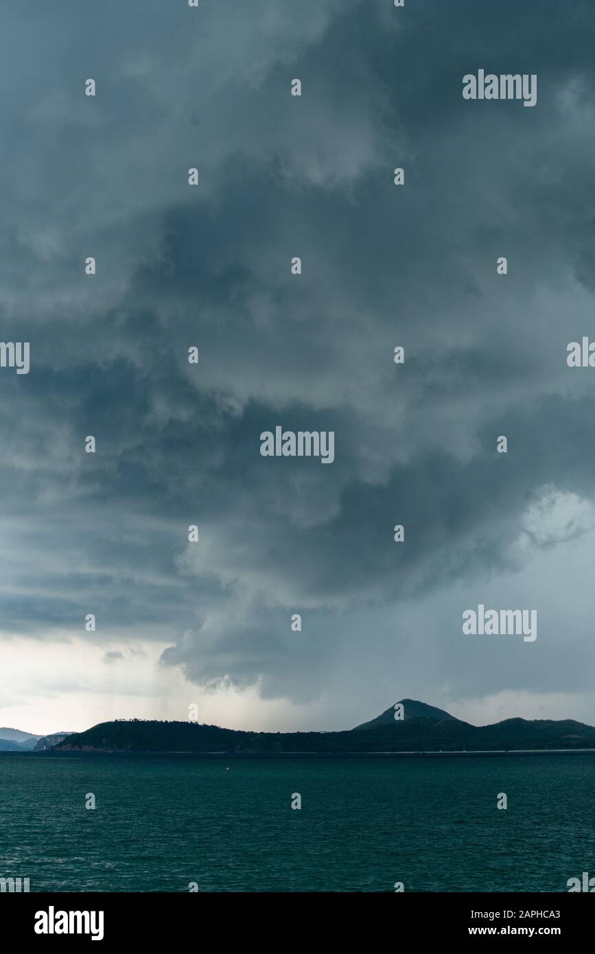 Gewitterwolke Hintergrund während regnen. Dunkle Wolken. Riesige schwarze Wolken am dunklen Himmel vor dem Gewitter. Stockfoto