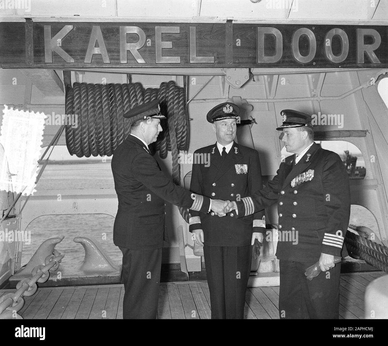Befehlsübertragung auf Hf. Frau Dan. Charles Doorman. Links: Kapitän zur See J.J. Goslinga, Kommandeur. Rechts: Trennungskommandeur Kapitän zur See, VALKENBURG. Mitte: Kommandant F.S.ten Boeft. Datum: 22.Oktober 1954 Schlagwörter: Marine, Offiziere Personenname: Boeft, F.S.ten, Goslinga, J.J.Valkenburg, A.M. Stockfoto